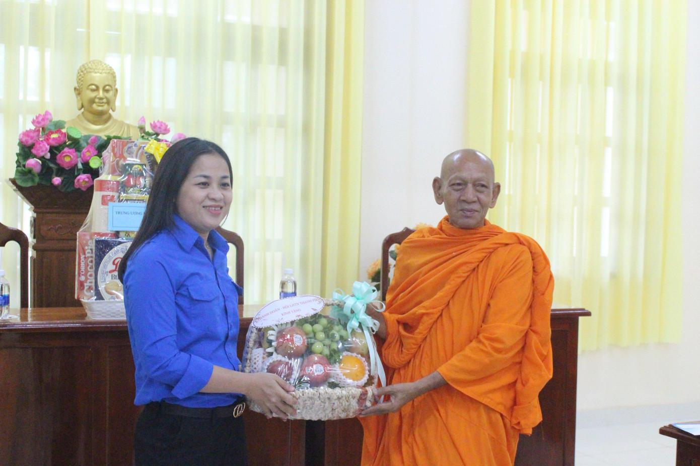 Chị Lư Thị Ngọc Anh, Bí thư Thành Đoàn Cần Thơ tặng quà cho giáo hội Phật giáo Việt Nam thành phố Cần Thơ.