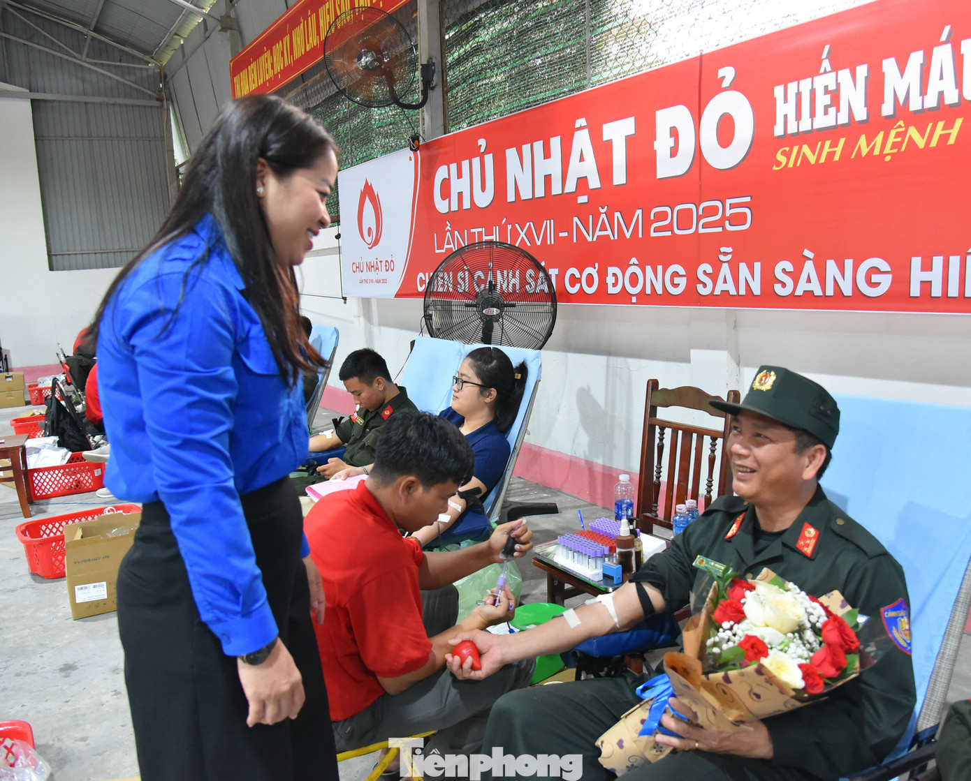 Chị Lư Thị Ngọc Anh - Bí thư Thành Đoàn Cần Thơ tặng hoa động viên Thượng tá Vũ Xuân Hoà - Phó Trung đoàn Trưởng Trung đoàn Cảnh sát Cơ động Tây Nam Bộ tham gia hiến máu. Ảnh: Hòa Hội