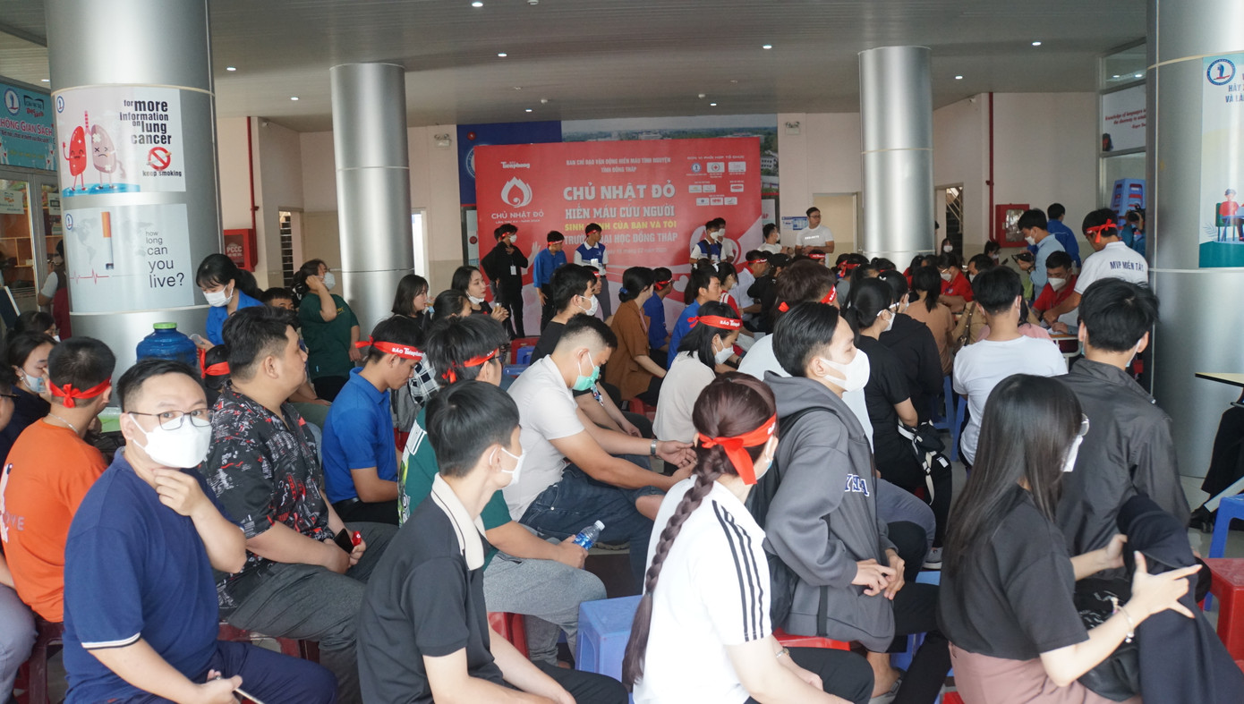 Với thông điệp “Hiến máu cứu người - Sinh mệnh của bạn và tôi”, chương trình “Chủ Nhật Đỏ” đã trở thành sự kiện có ý nghĩa nhân văn sâu sắc trên quy mô toàn quốc, nhằm khắc phục tình trạng khan hiếm máu trên cả nước. Chương trình do báo Tiền Phong khởi xướng từ năm 2009 với sự phối hợp với Ủy ban An toàn Giao thông Quốc gia, Viện Huyết học - Truyền máu T.Ư, Ban Chỉ đạo Vận động hiến máu tình nguyện, Đoàn TNCS Hồ Chí Minh và các tỉnh thành phố, các Trường Đại học, Cao đẳng trên phạm vi toàn quốc thực hiện.