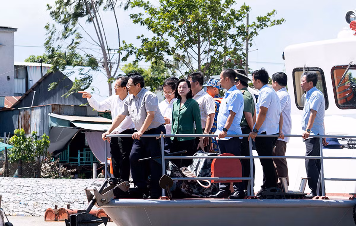 Thủ tướng Phạm Minh Chính khảo sát tình hình sạt lở bờ sông tại xã Châu Phong, thị xã Tân Châu. Ảnh: Trung Hiếu
