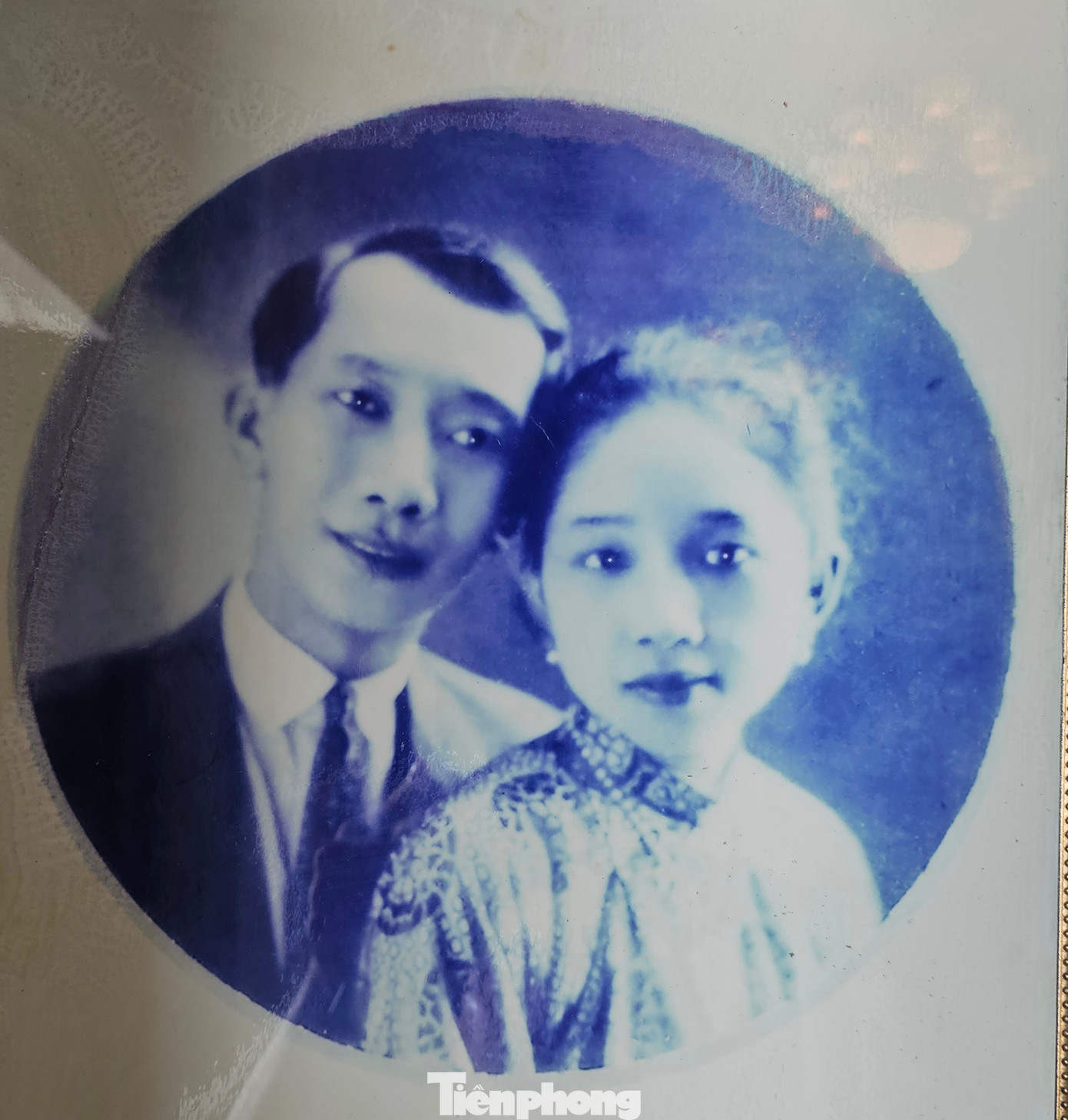 Ông Huỳnh Thủy Lê cùng vợ.