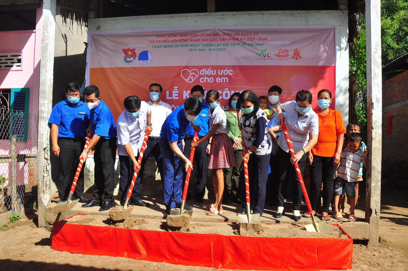 Sáng cùng ngày, Đoàn công tác của Trung ương Đoàn, Hội Đồng Đội Trung ương còn đến khởi công công trình &quot;Nhà hạnh phúc&quot; trị giá 80 triệu đồng cho em Thạch Thị Tiên, học lớp 4, Trường Tiểu học Phong Thạnh A, tại ấp 2, xã Phong Thạnh (em Tiên mồ côi cha, nhà nghèo, đông anh em).