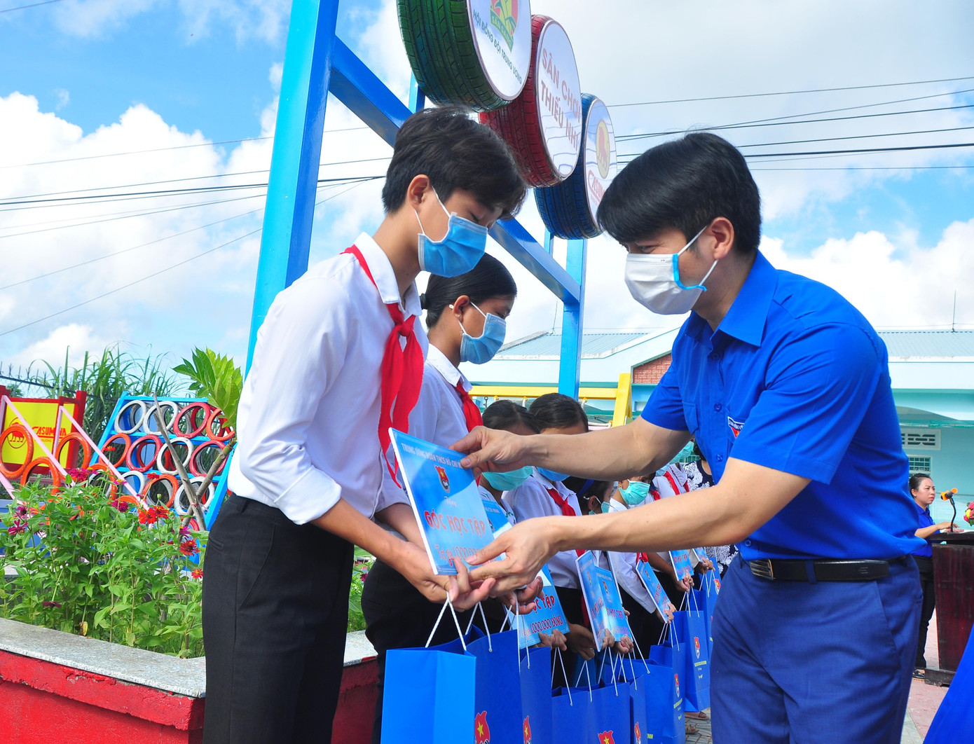 Bí thư Trung ương Đoàn Nguyễn Ngọc Lương tặng quà cho thiếu nhi