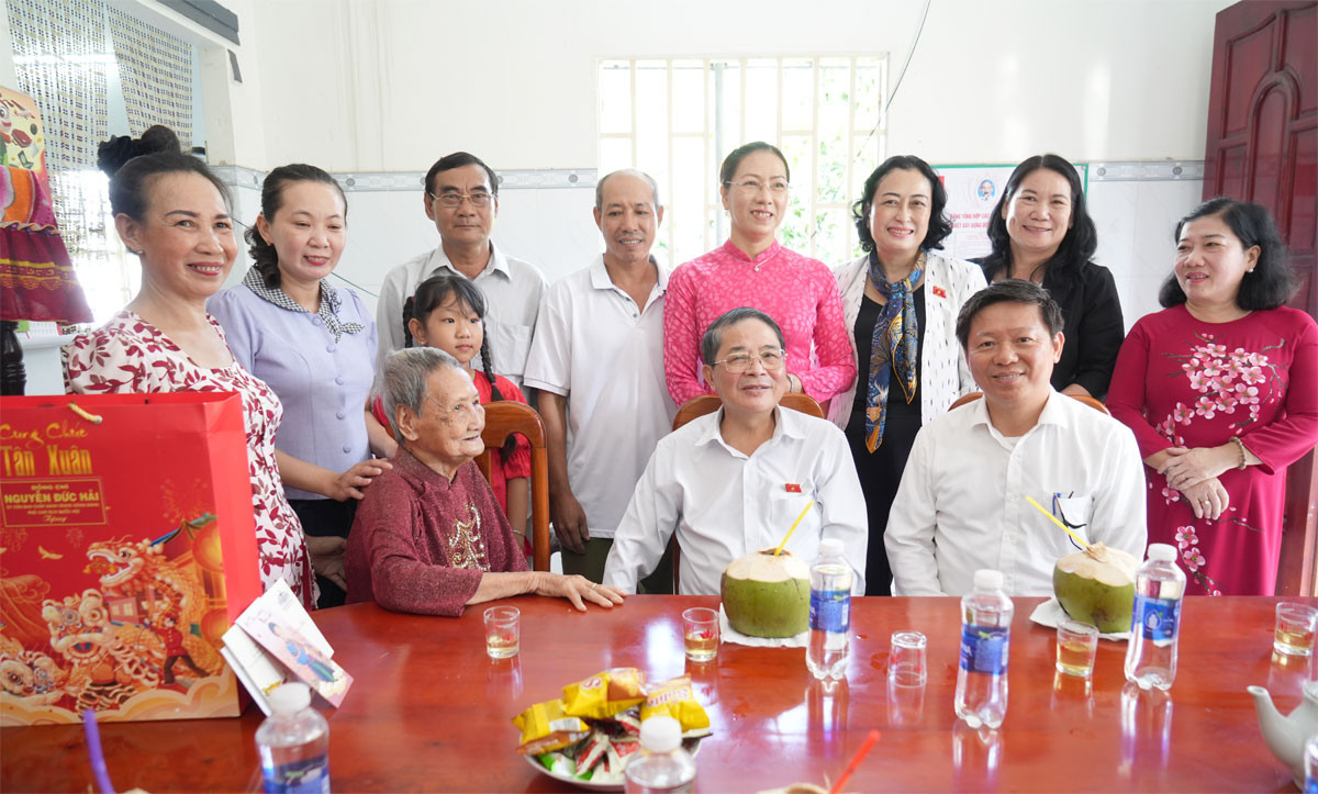 Phó Chủ tịch Quốc hội Nguyễn Đức Hải thăm, chúc Tết Mẹ Việt Nam anh hùng Lê Thị Hai, tại xã Châu Hòa, Giồng Trôm. (Ảnh: Phương Thảo) Phó Chủ tịch Quốc hội Nguyễn Đức Hải thăm, chúc Tết Mẹ Việt Nam anh hùng Lê Thị Hai, tại xã Châu Hòa, Giồng Trôm. (Ảnh: Phương Thảo)