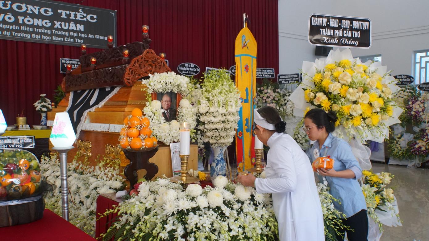 Dự kiến, sáng 22/8 linh cữu GS. Võ Tòng Xuân sẽ được di quan về an táng tại nghĩa trang quê nhà ở An Giang. Ảnh: Hòa Hội