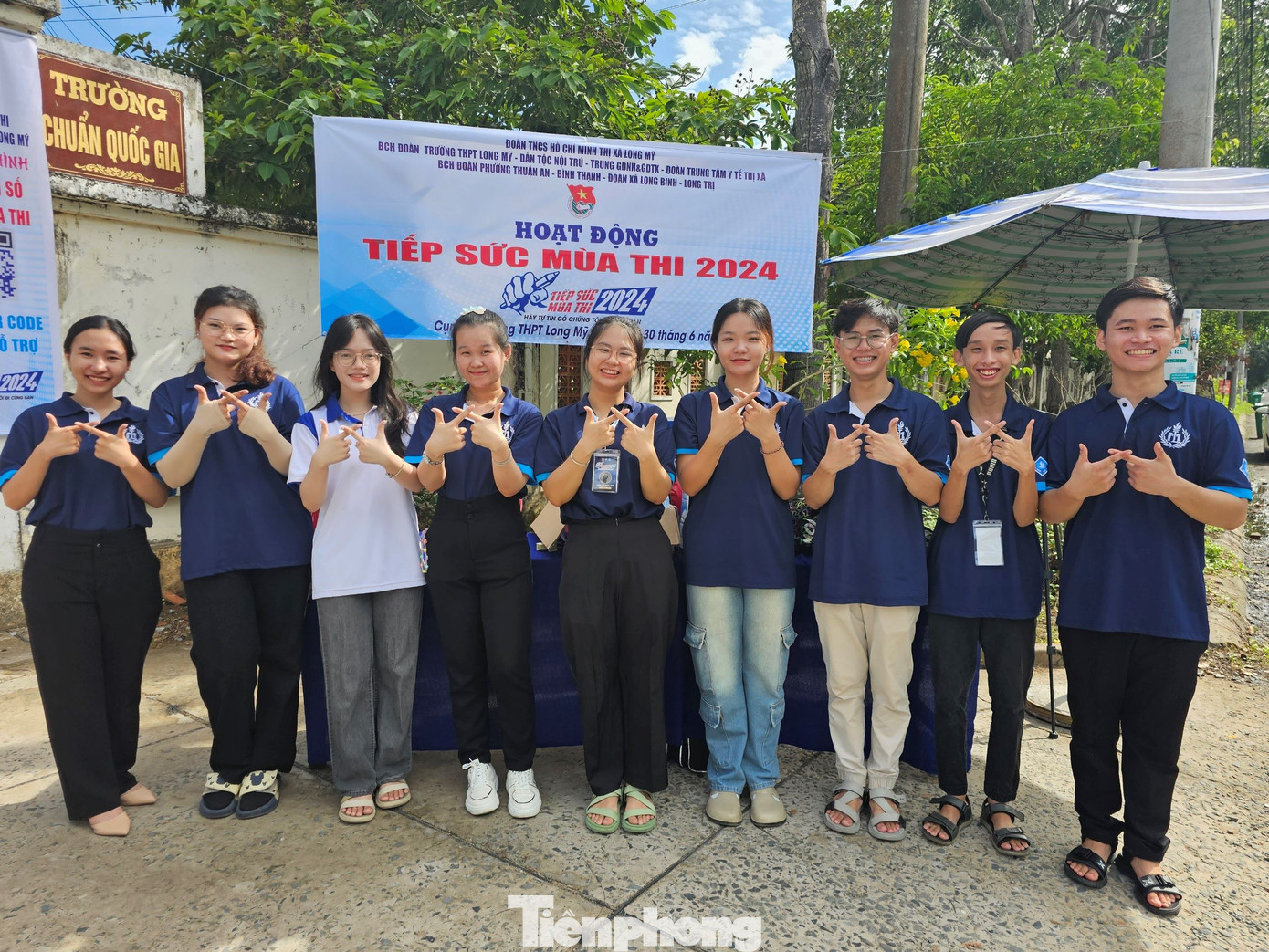 Tình nguyện viên hào hứng tiếp sức cho sĩ tử thi THPT. Ảnh: Hòa Hội Tình nguyện viên hào hứng tiếp sức cho sĩ tử thi THPT. Ảnh: Hòa Hội
