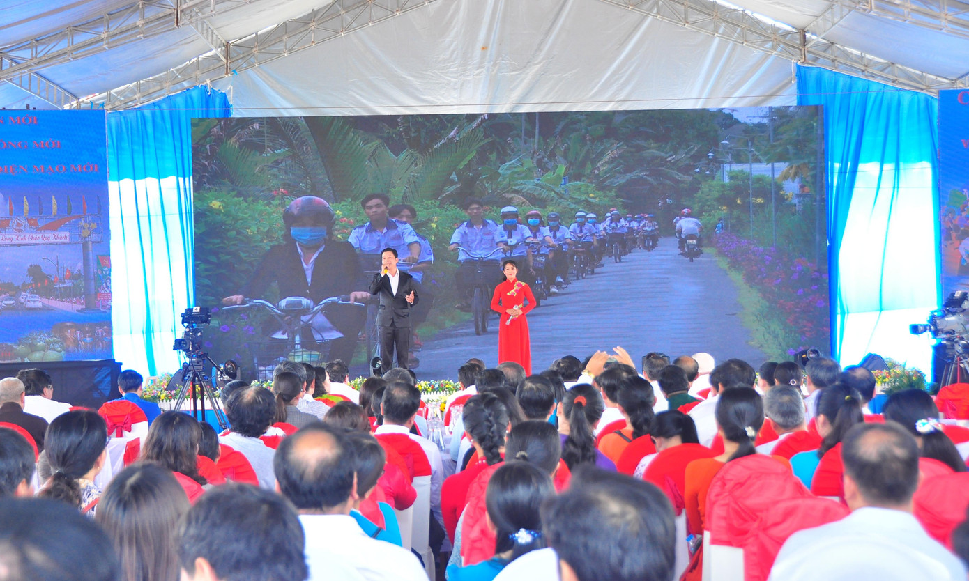 Văn nghệ chào mừng. - Ảnh: Hòa Hội