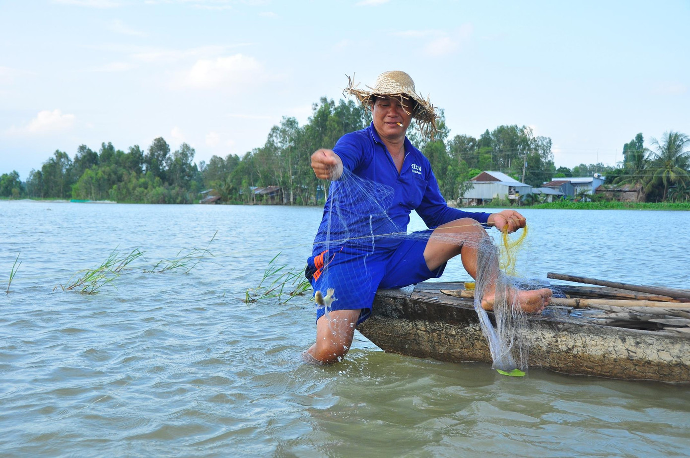 Người dân mưu sinh mùa lũ ở đầu nguồn Đồng Tháp. - Ảnh: Hòa Hội Người dân mưu sinh mùa lũ ở đầu nguồn Đồng Tháp. - Ảnh: Hòa Hội