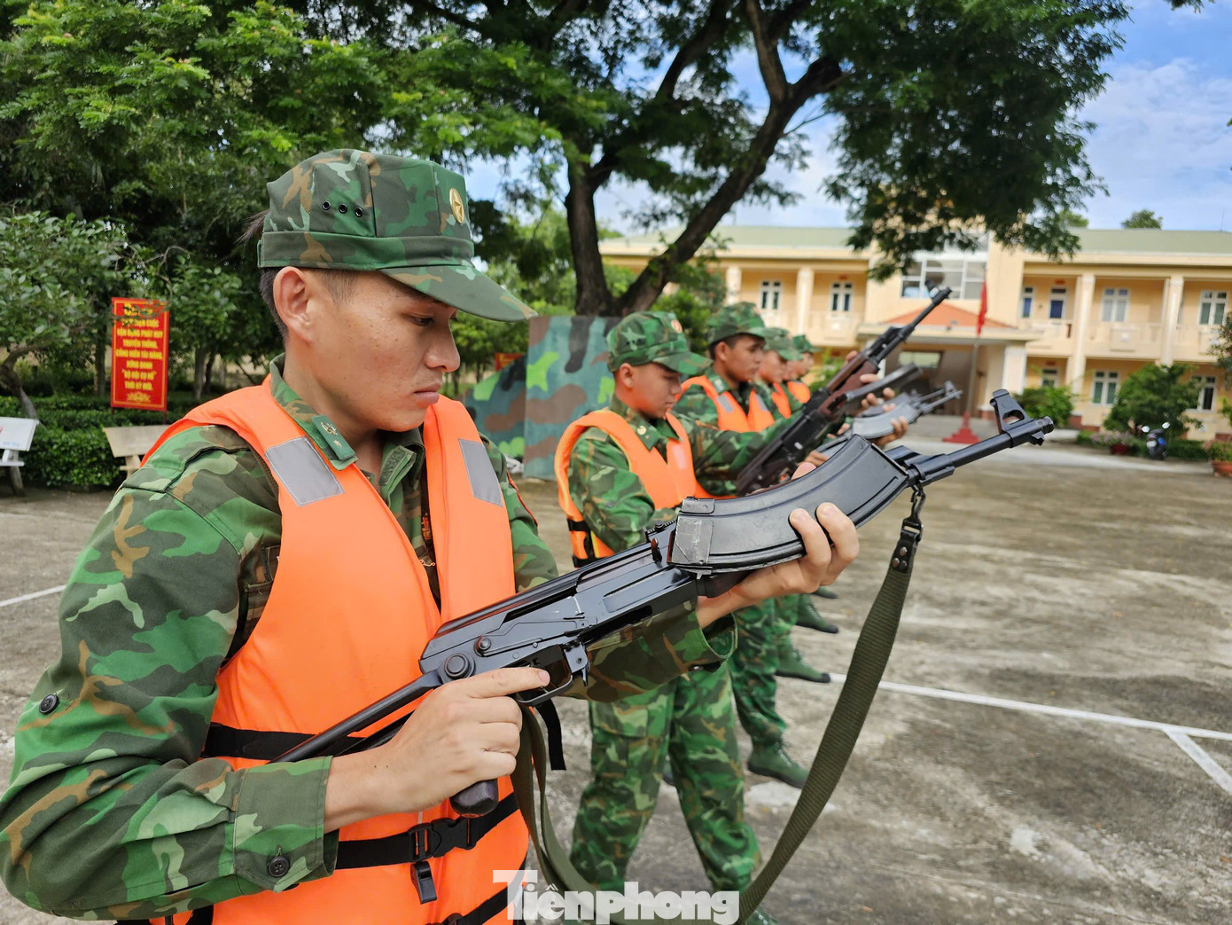 Chiến sĩ kiểm tra trang thiết bị trước khi đi tuần tra. Ảnh: Hòa Hội