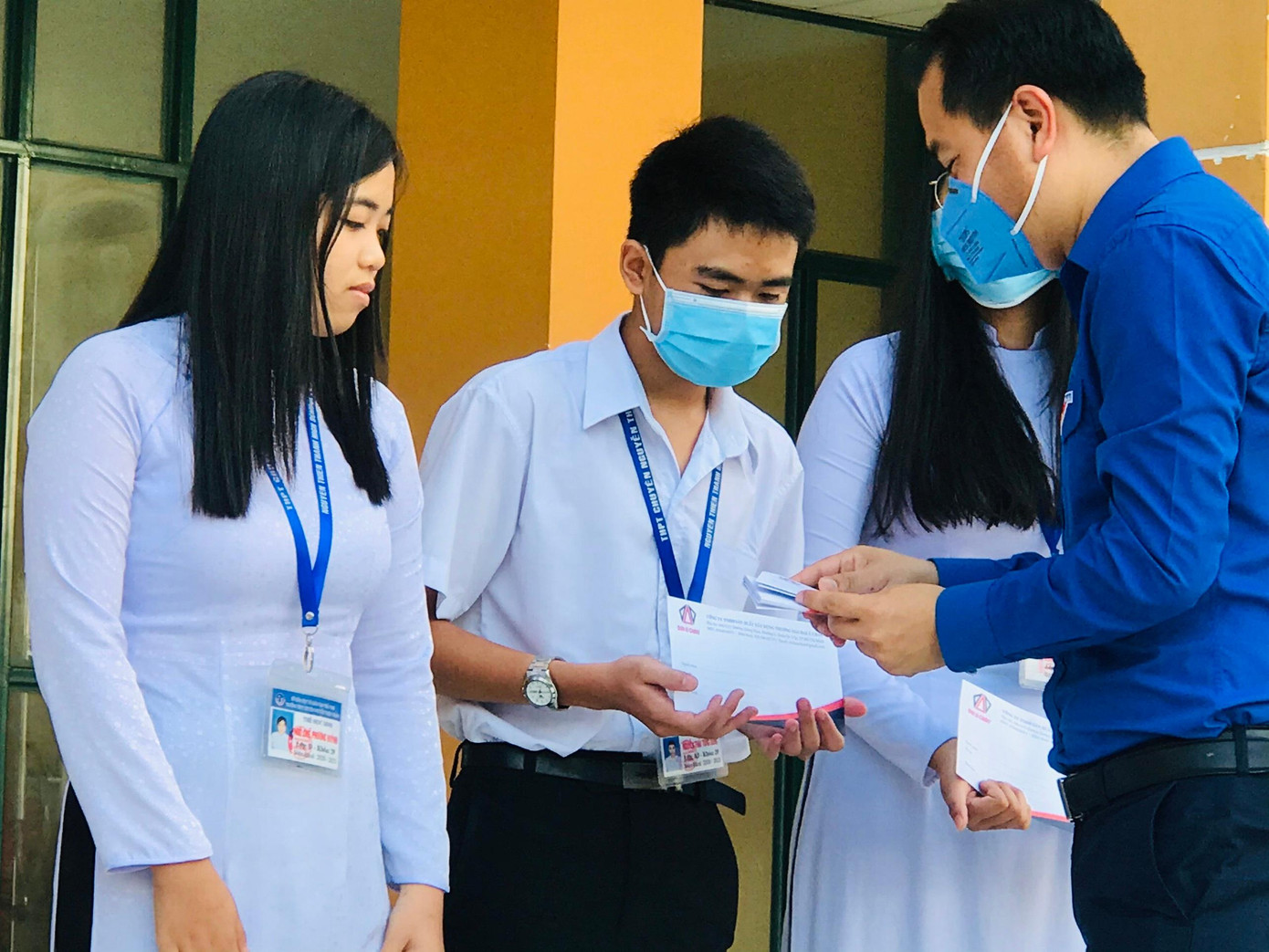 Anh Nguyễn Hải Minh, Ủy viên Ban thường vụ - Trưởng Ban Quốc tế Trung ương Đoàn, Phó chủ tịch Trung ương Hội LHTN Việt Nam trao tặng 30 suất học bổng, mỗi suất 1 triệu đồng cho học sinh trường THPT Nguyễn Thiện Thành, TP Trà Vinh. Anh Nguyễn Hải Minh, Ủy viên Ban thường vụ - Trưởng Ban Quốc tế Trung ương Đoàn, Phó chủ tịch Trung ương Hội LHTN Việt Nam trao tặng 30 suất học bổng, mỗi suất 1 triệu đồng cho học sinh trường THPT Nguyễn Thiện Thành, TP Trà Vinh.