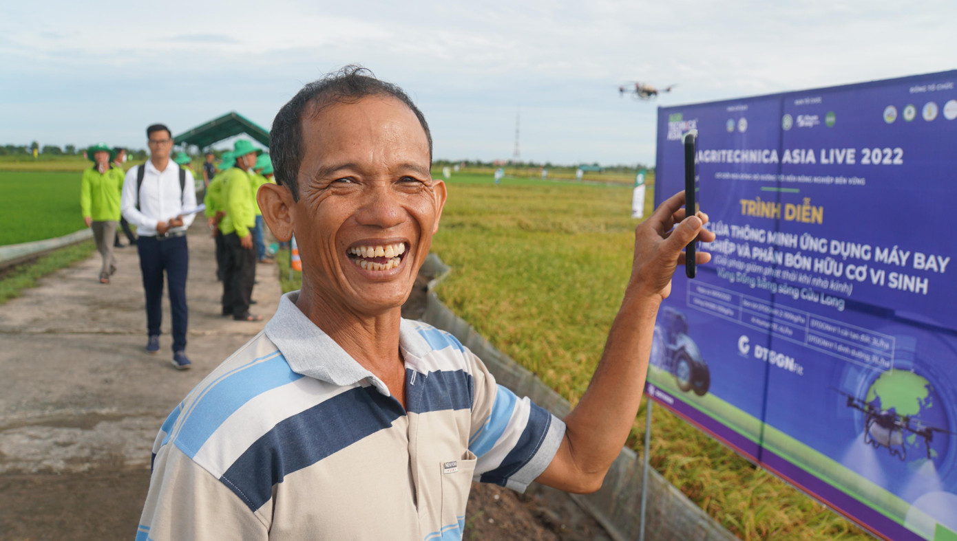 Nông dân phấn khởi khi xem trình diễn máy bay không người lái phun thuốc. Ảnh: Hòa Hội