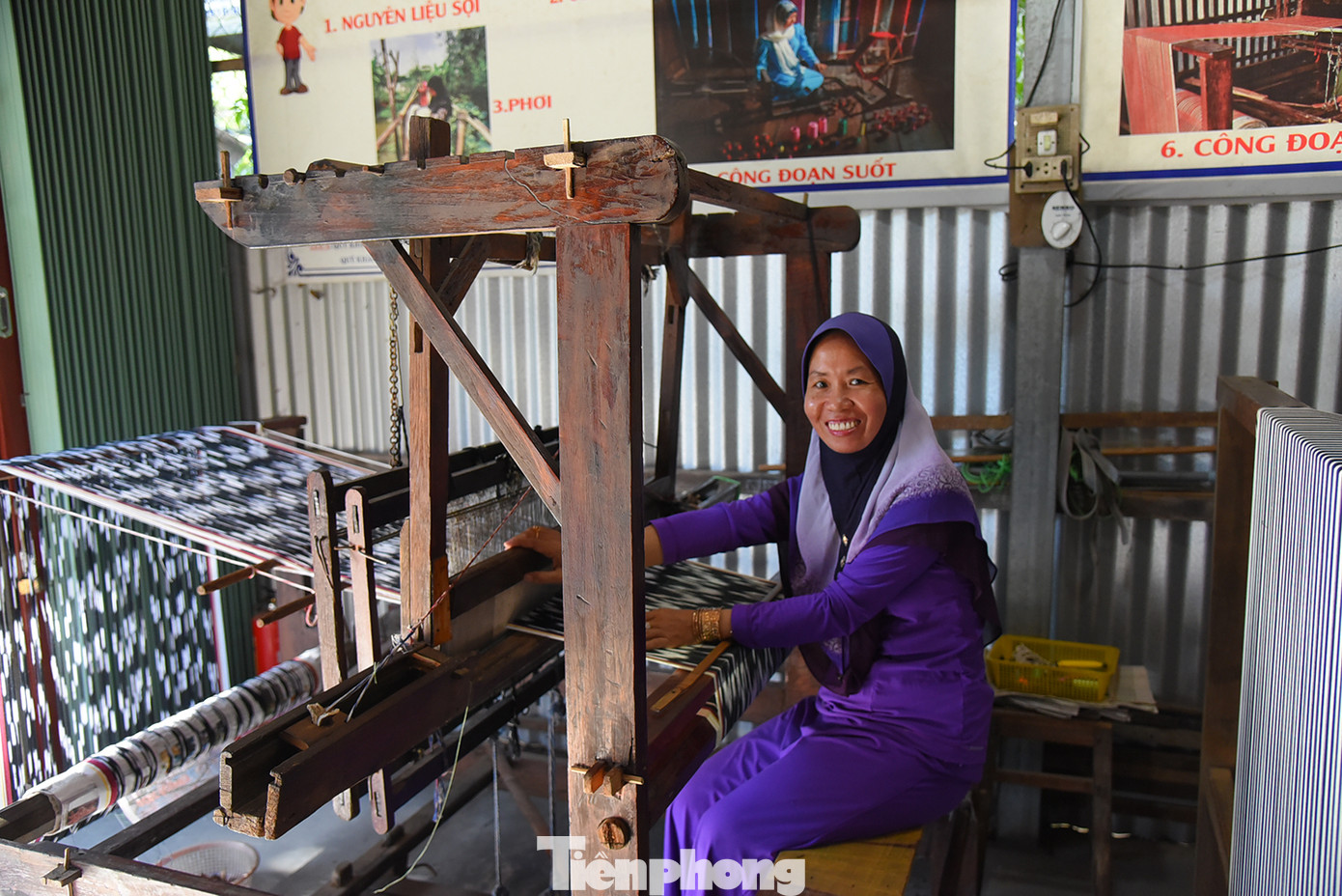 Nghệ nhân dệt vải. Ảnh: Hòa Hội.