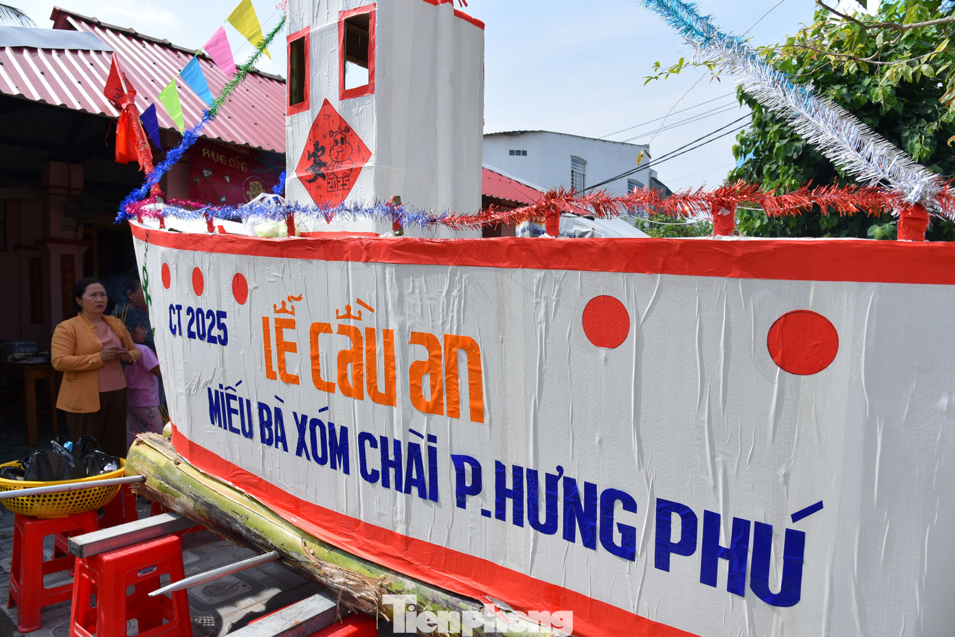 Lễ hội cầu an Miếu bà xóm Chài thu hút hàng ngàn người dân và du khách, với các nghi thức độc đáo, mang đậm nét văn hoá, cuộc sống miền sông nước. Ảnh: Hòa Hội.