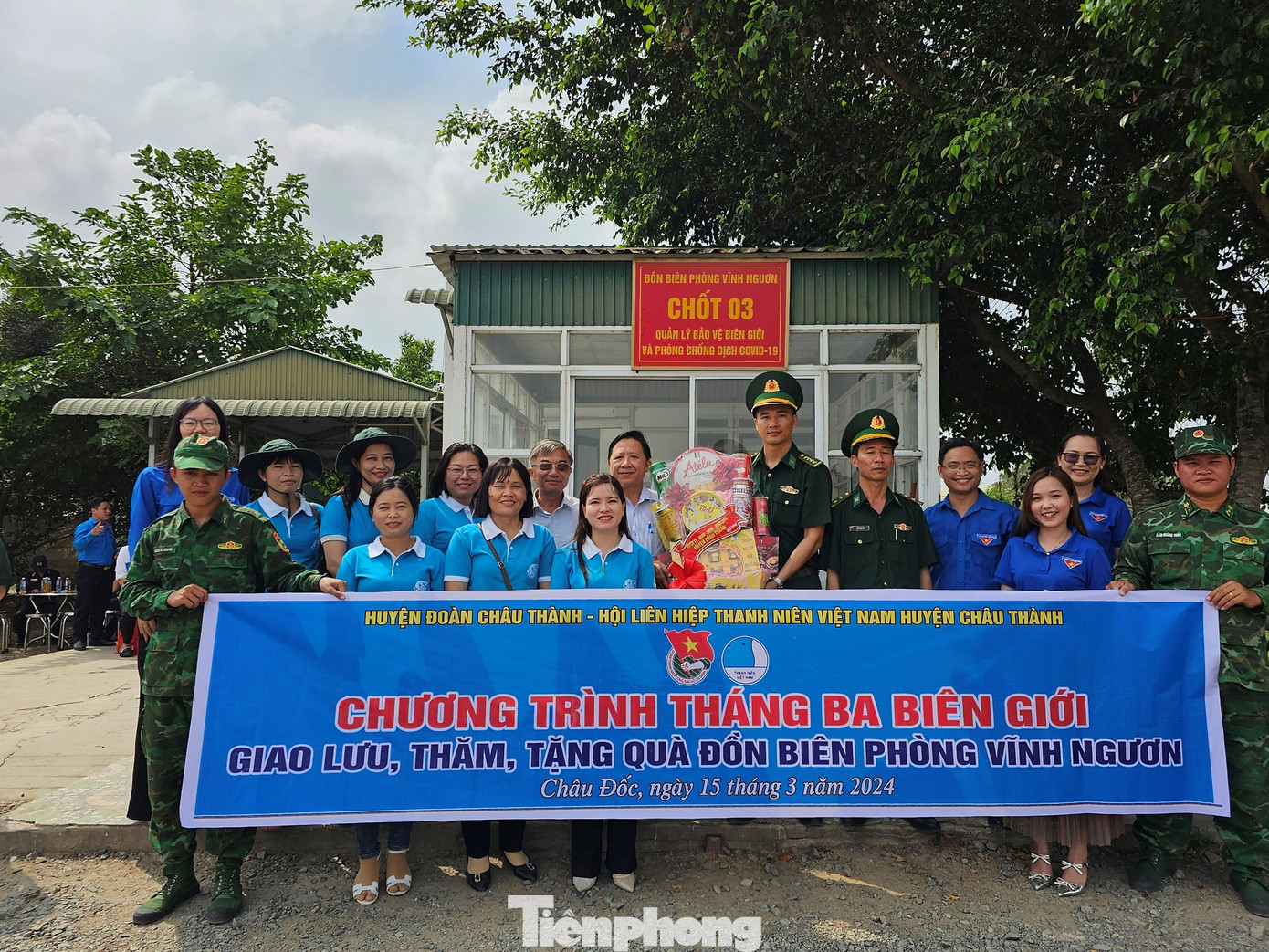 Đoàn công tác thăm, tặng quà các chiến sĩ đồn biên phòng Vĩnh Nguơn.