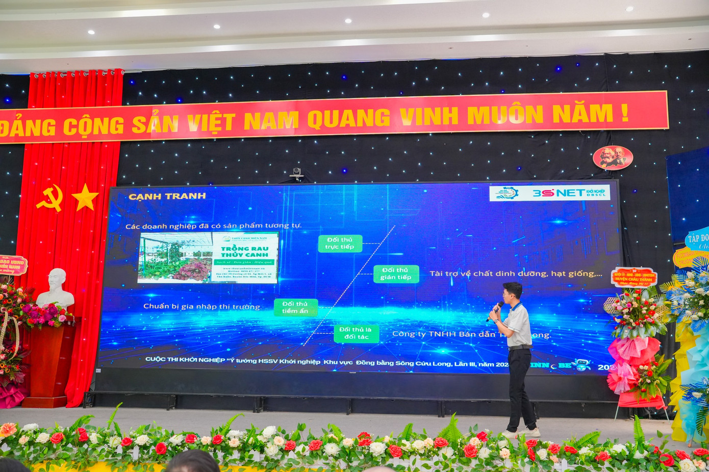 Thí sinh trình bày phần thi của mình.