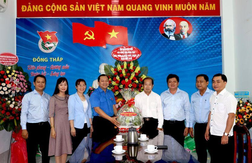 Lãnh đạo UBND tỉnh Đồng Tháp chúc mừng Tỉnh đoàn Lãnh đạo UBND tỉnh Đồng Tháp chúc mừng Tỉnh đoàn