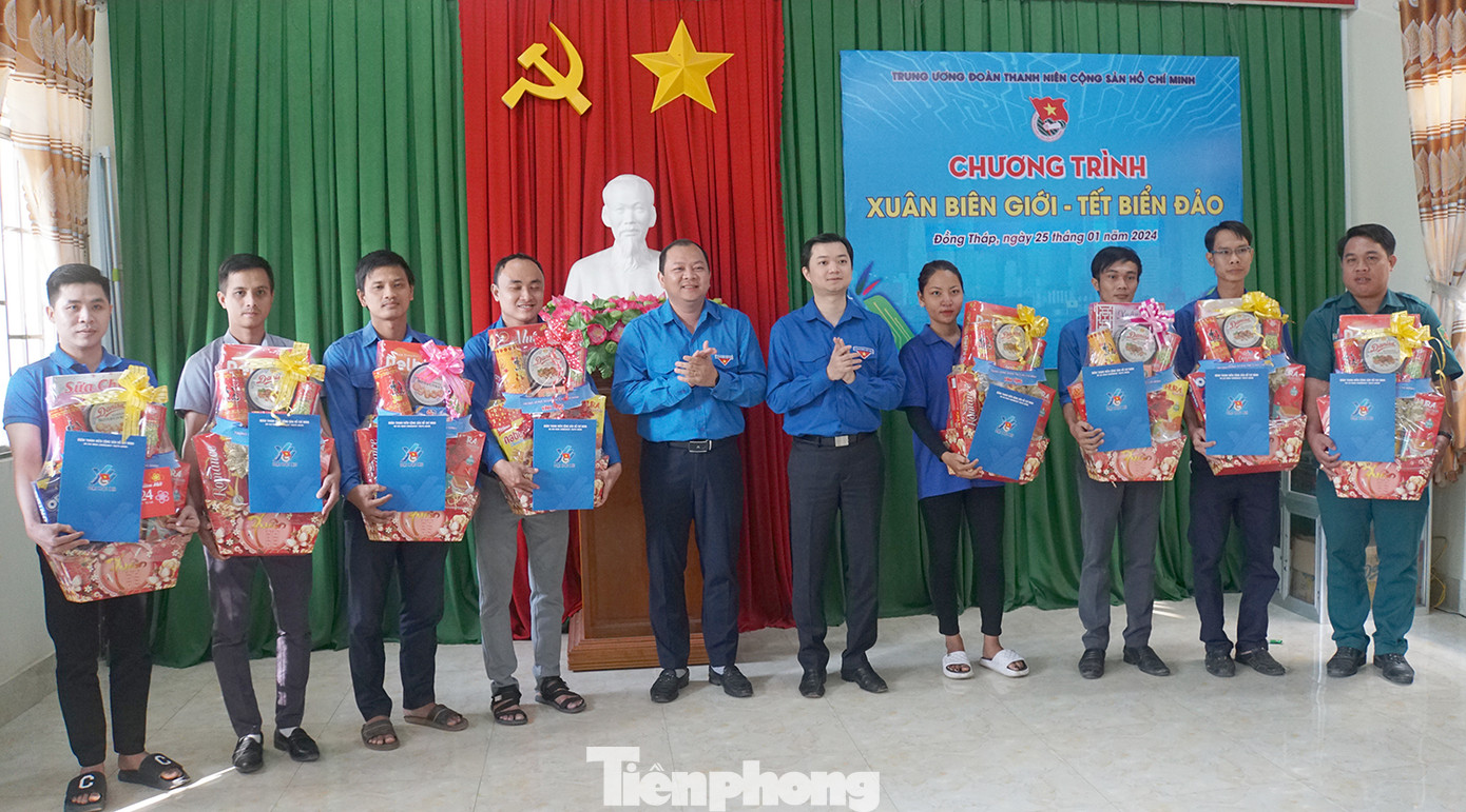 Thay mặt Đoàn công tác, anh Nguyễn Minh Triết gửi lời chúc mừng năm mới đến các bạn đoàn viên thanh niên và bà con nhân dân với tình cảm tuổi trẻ cả nước đến bà con đón Tết sum vầy, hạnh phúc. Qua đó, tạo động lực cho năm 2024 phát triển tốt hơn. Ảnh: Hòa Hội