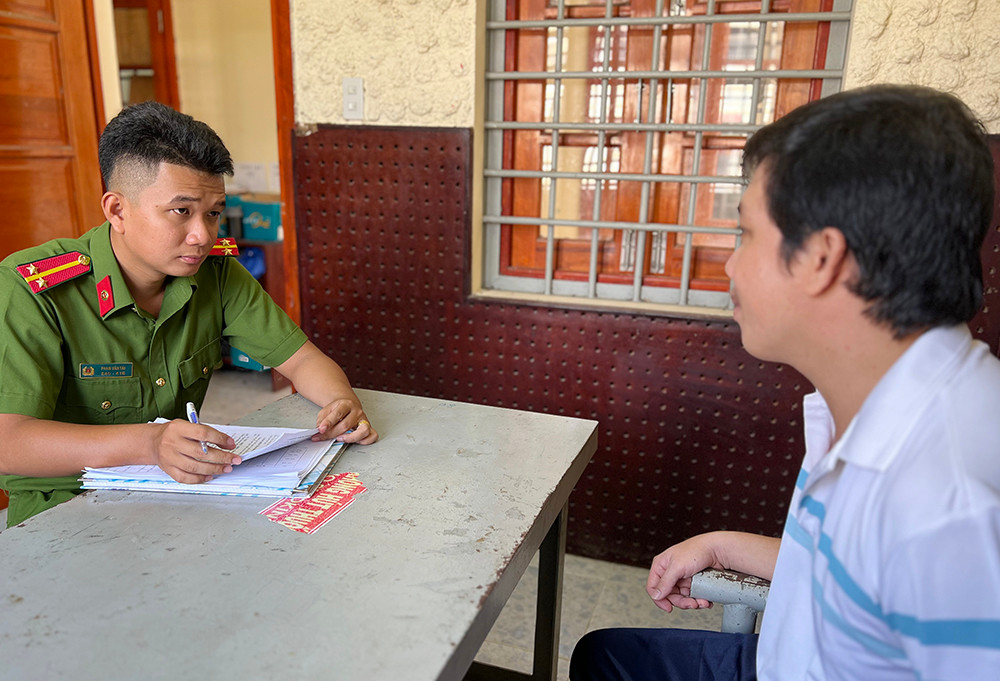 Nguyễn Minh Kháng tại cơ quan công an. Ảnh: PV.