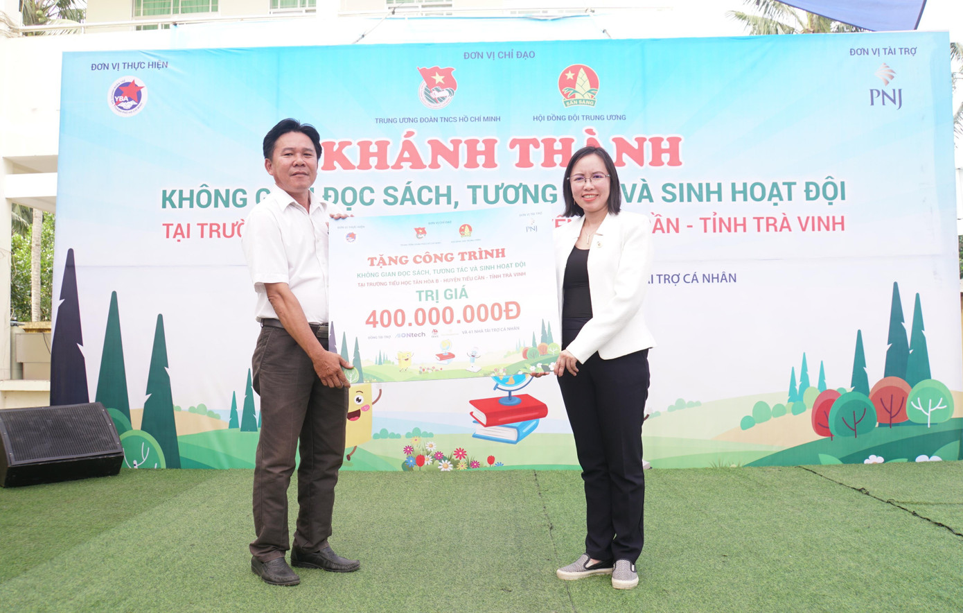 Bà Trần Phương Ngọc Thảo, thành viên HĐQT công ty PNJ, chủ nhiệm chi hội YBA Tân Sơn Nhất trao tặng công trình trị giá 400 triệu cho trường tiểu học Tân Hòa B. Bà Trần Phương Ngọc Thảo, thành viên HĐQT công ty PNJ, chủ nhiệm chi hội YBA Tân Sơn Nhất trao tặng công trình trị giá 400 triệu cho trường tiểu học Tân Hòa B.
