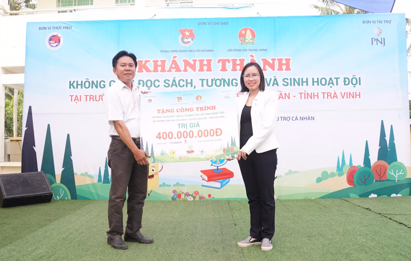 Bà Trần Phương Ngọc Thảo, thành viên HĐQT công ty PNJ, chủ nhiệm chi hội YBA Tân Sơn Nhất trao tặng công trình trị giá 400 triệu cho trường tiểu học Tân Hòa B. Bà Trần Phương Ngọc Thảo, thành viên HĐQT công ty PNJ, chủ nhiệm chi hội YBA Tân Sơn Nhất trao tặng công trình trị giá 400 triệu cho trường tiểu học Tân Hòa B.