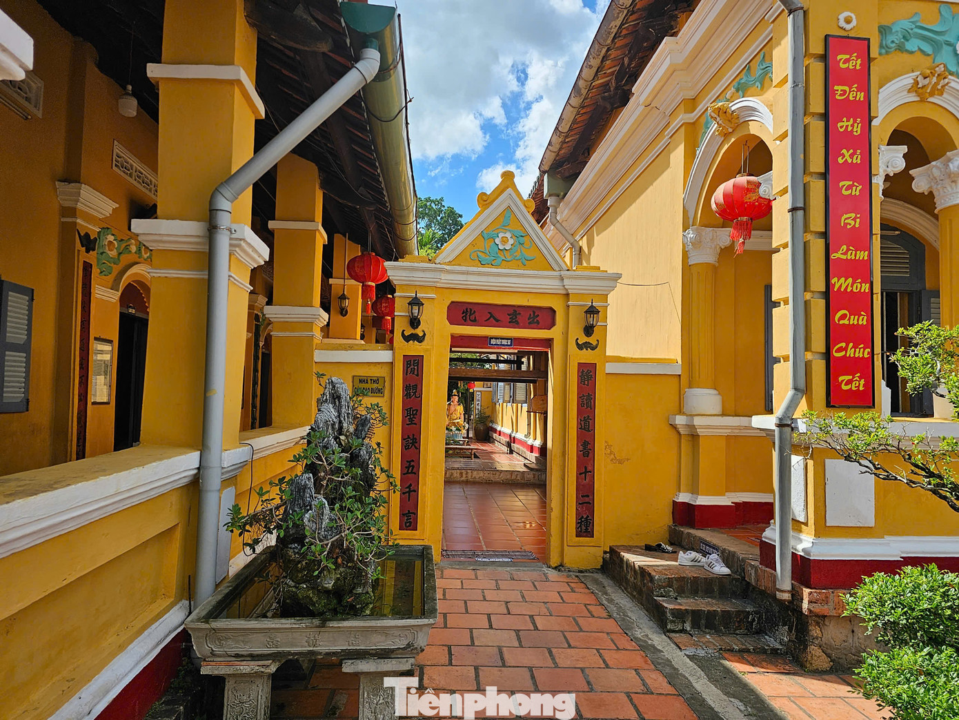 Chùa Nam Nhã có các hạng mục chính như Chánh điện, Đông lang, Tây lang, bao bọc bởi sân vườn rộng, bờ sông và nhiều cây cổ thụ gắn với lịch sử chùa.