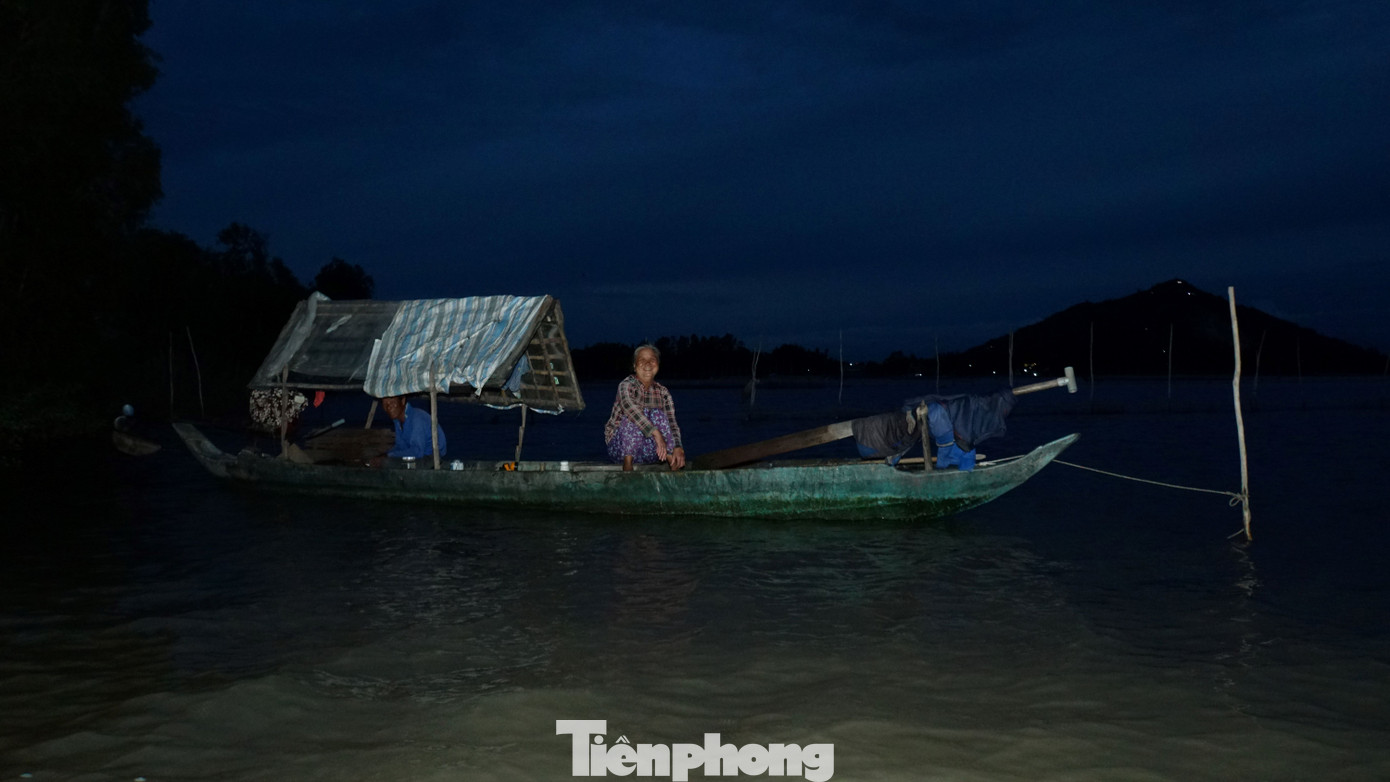 Khoảng 5h sáng, mặt trời dần ló phía chân trời, mặt nước óng ánh vàng, bạc, cũng là lúc các xuồng trong nhóm ông Thảo đã bủa xong lưới trên ghe của mình và tụ về điểm hẹn đậu nghỉ ngơi. Ảnh: Hòa Hội.