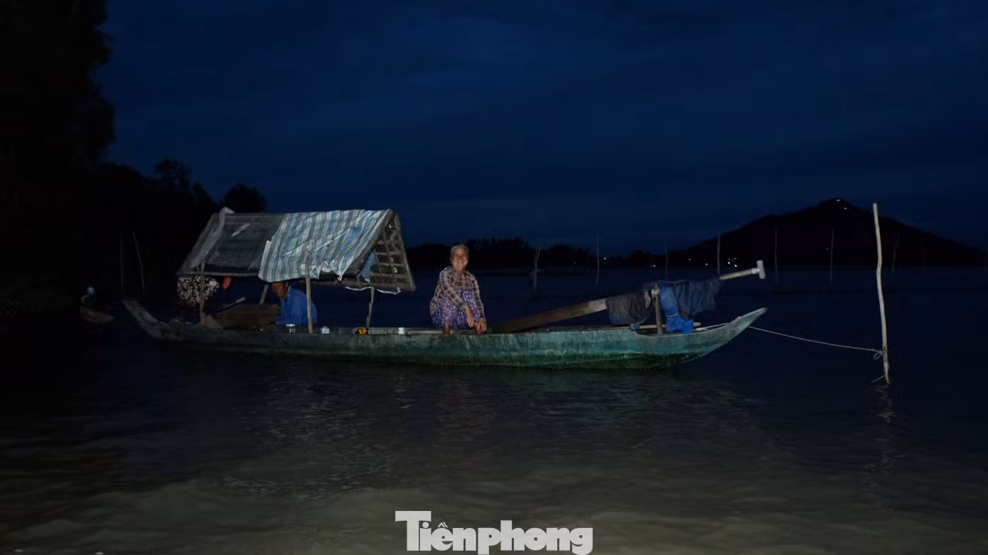 Khoảng 5h sáng, mặt trời dần ló phía chân trời, mặt nước óng ánh vàng, bạc, cũng là lúc các xuồng trong nhóm ông Thảo đã bủa xong lưới trên ghe của mình và tụ về điểm hẹn đậu nghỉ ngơi. Ảnh: Hòa Hội.