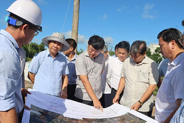 Bí thư Tỉnh ủy Đồng Tháp Lê Quốc Phong kiểm tra tiến độ thi công tại cầu Đường Thét. Ảnh: PV. Bí thư Tỉnh ủy Đồng Tháp Lê Quốc Phong kiểm tra tiến độ thi công tại cầu Đường Thét. Ảnh: PV.
