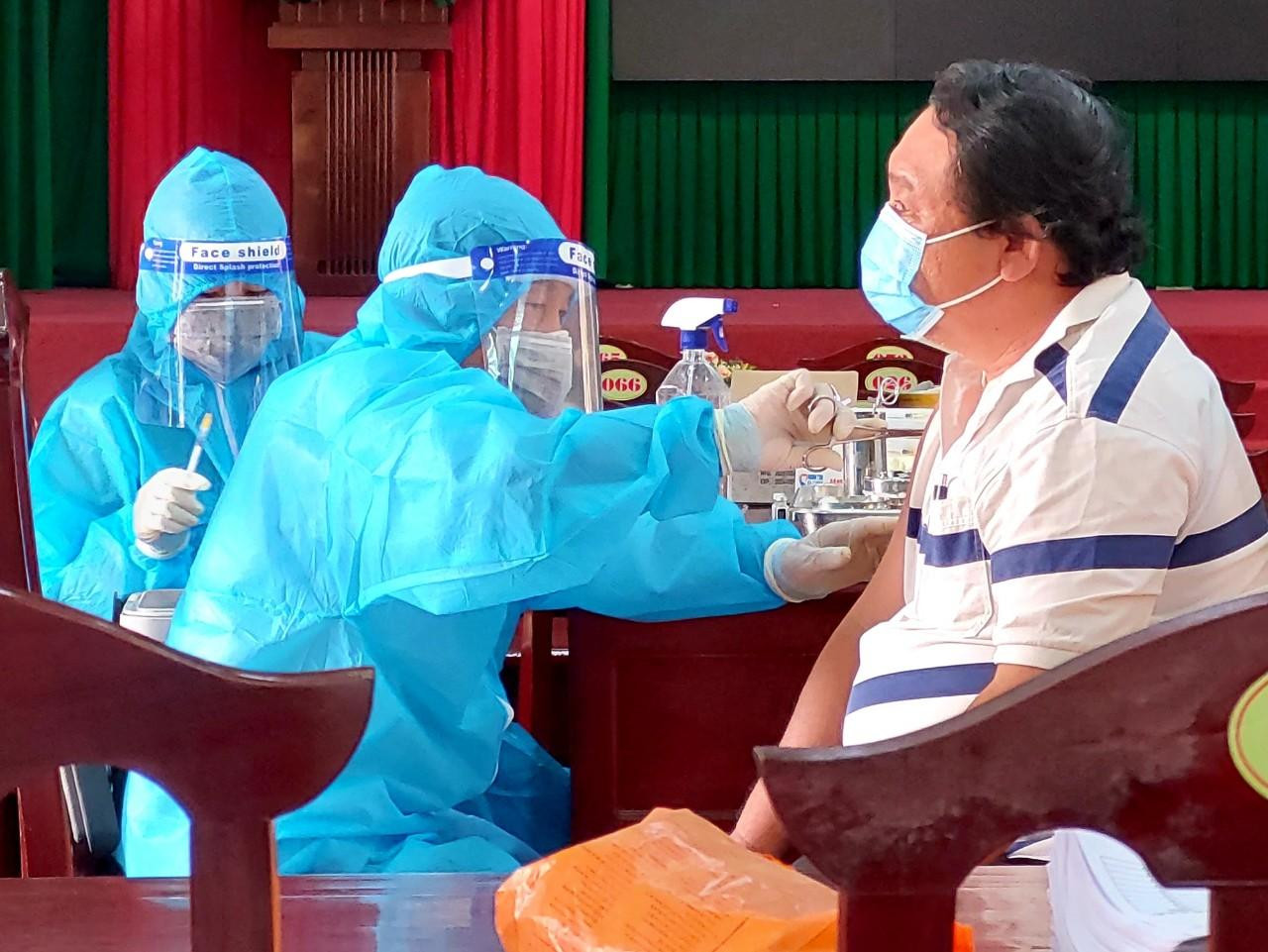 Người dân huyện Mỹ Xuyên (Sóc Trăng) tiêm vắc xin mũi 3