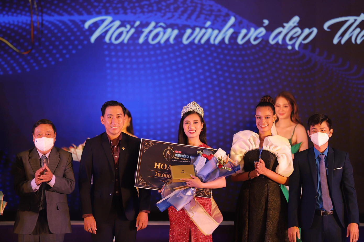 Trịnh Ánh Tuyết đã xuất sắc vượt qua nhiều thí sinh khác để đoạt danh hiệu cao nhất cuộc thi “Hoa khôi Thanh niên Cà Mau tài năng, thanh lịch” lần thứ 1 năm 2022 do Tỉnh đoàn phối hợp Sở VH&amp;TTDL Cà Mau tổ chức vào tối 20/2. - Ảnh: TĐ CM