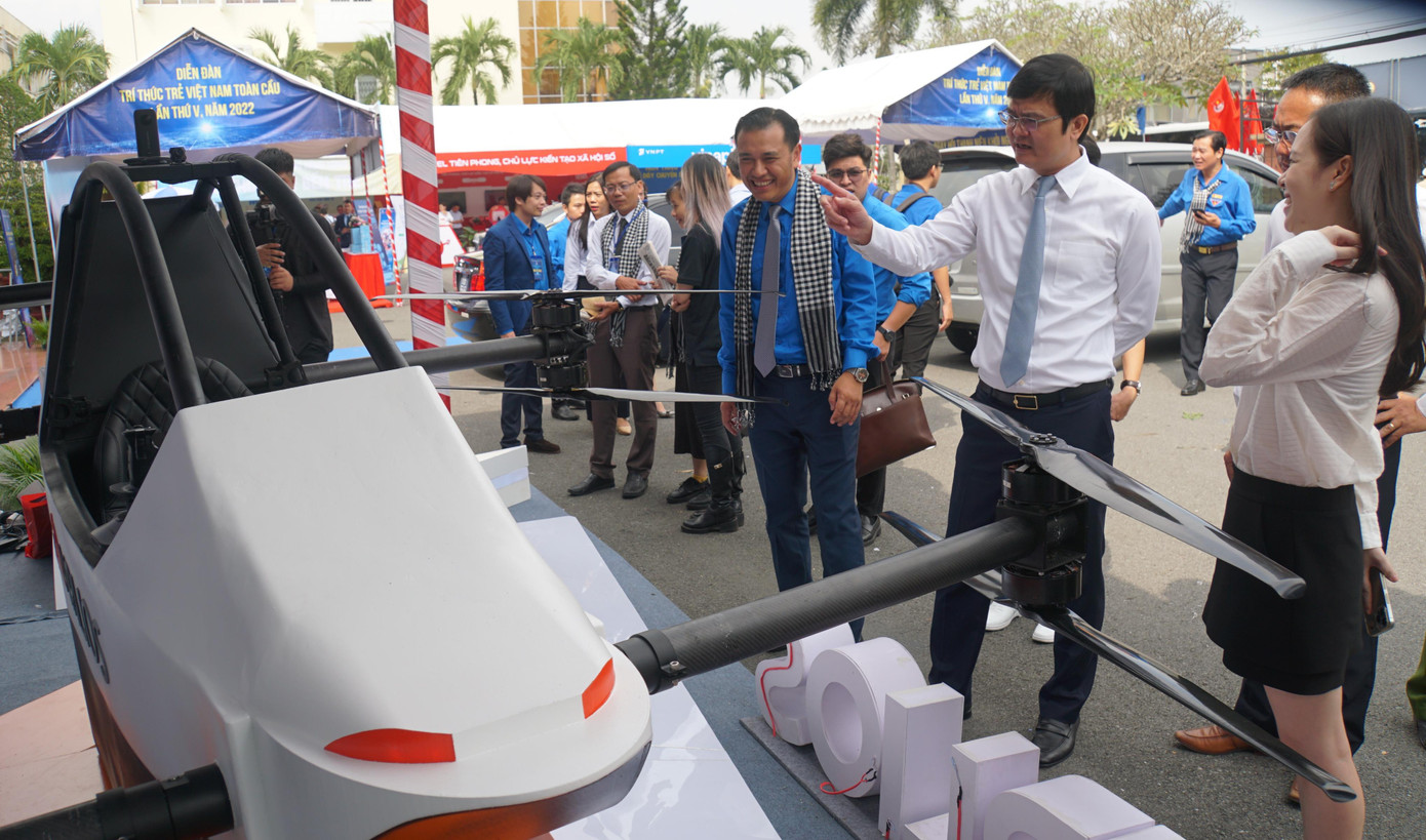 Anh Bùi Quang Huy tham quan sản phẩm tại khuôn viên diễn đàn.