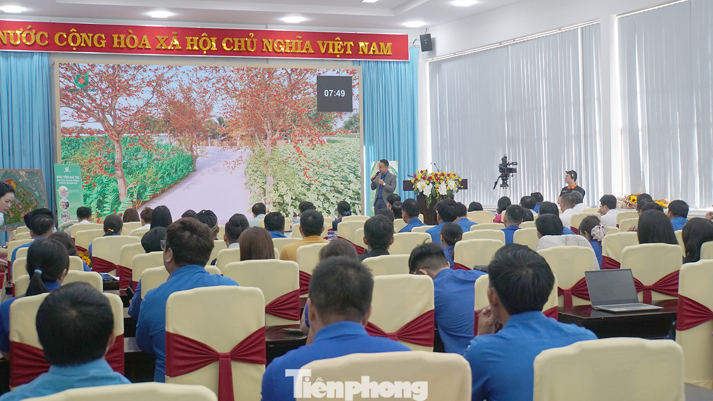 Thí sinh đến từ tỉnh Nghệ An trình bày dự án của mình. Ảnh: Hòa Hội