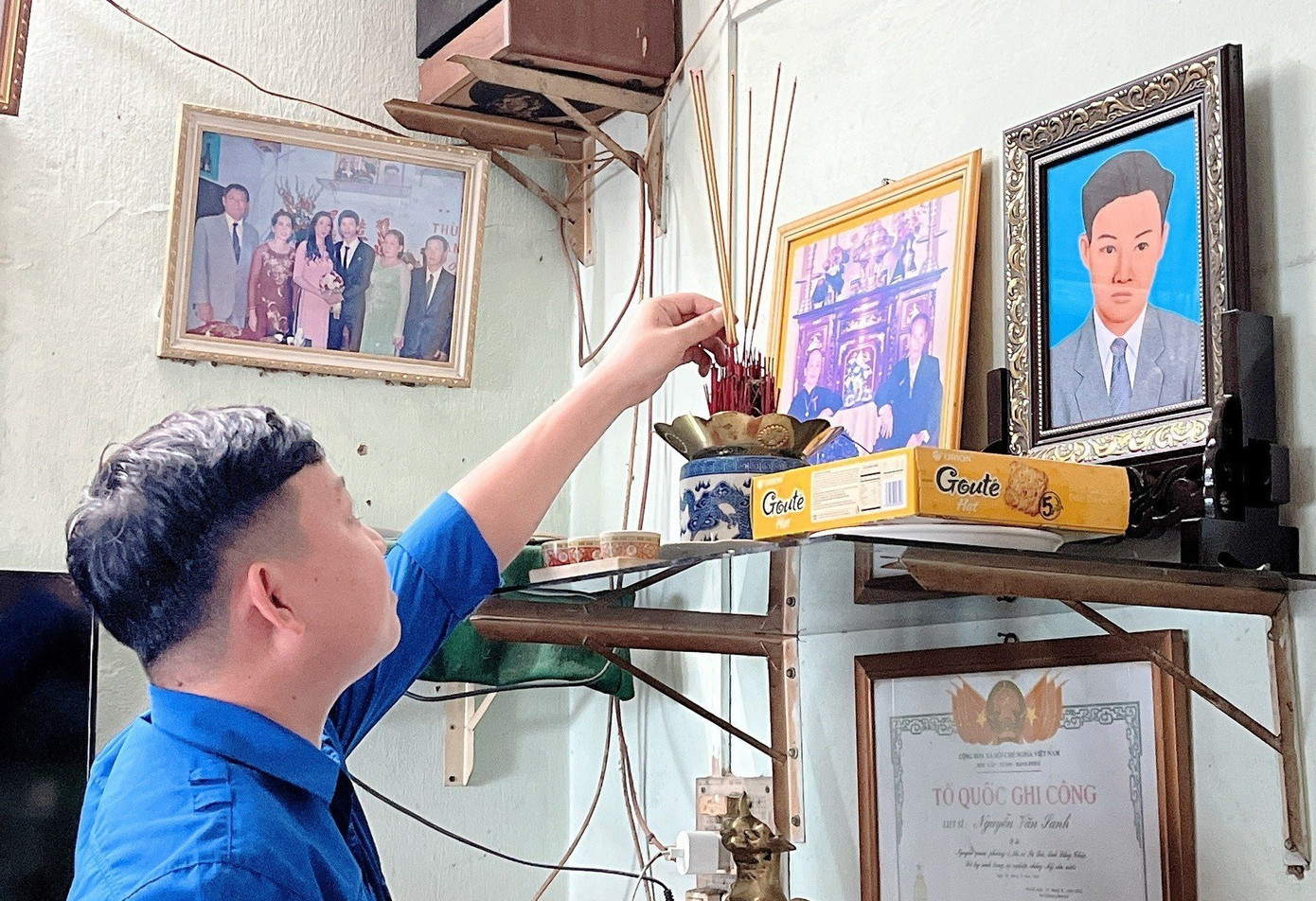 Bạn trẻ quê hương đất Sen hồng Đồng Tháp phục hồi di ảnh của các anh hùng, liệt sĩ. Ảnh: TĐ ĐT.