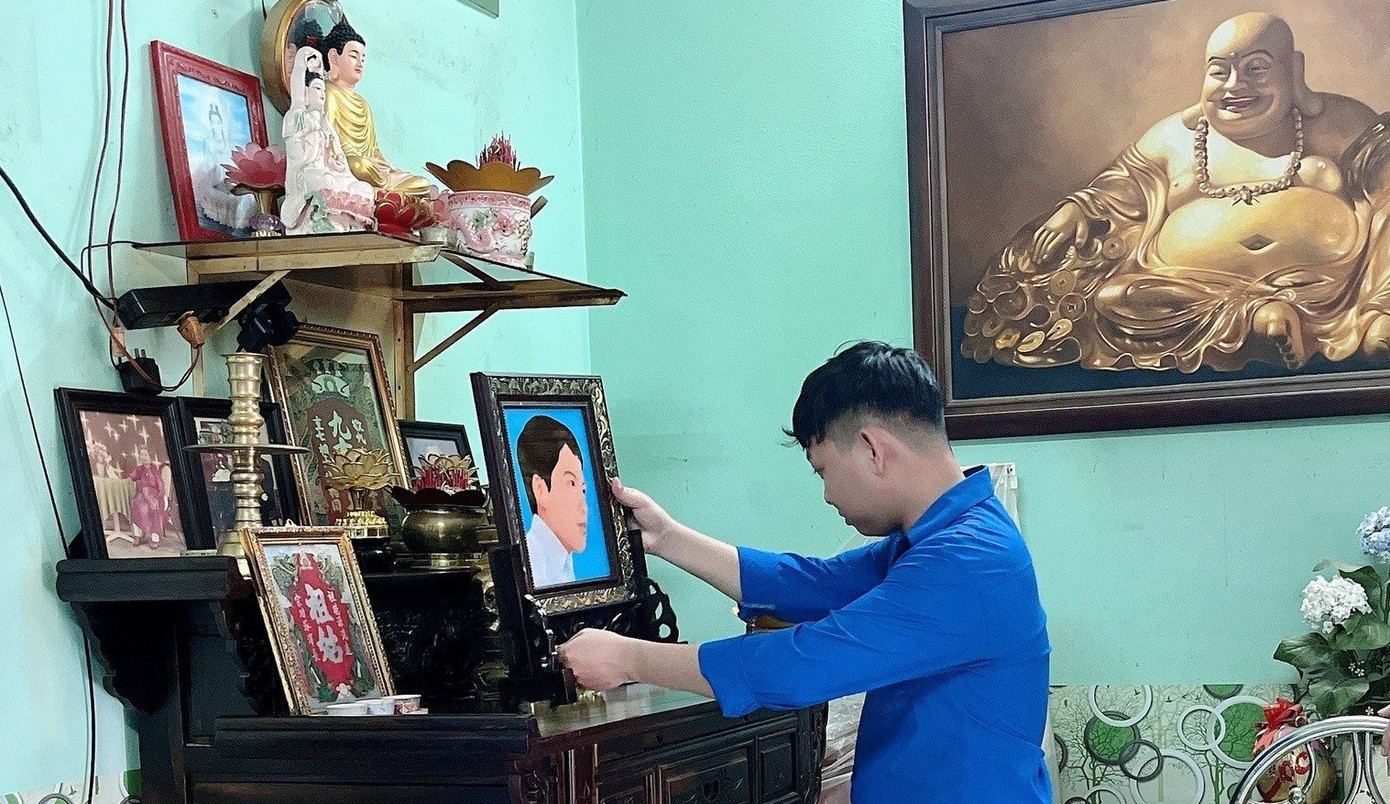 Bạn trẻ ở thành phố Sa Đéc phục hồi di ảnh cho các anh hùng, liệt sĩ.