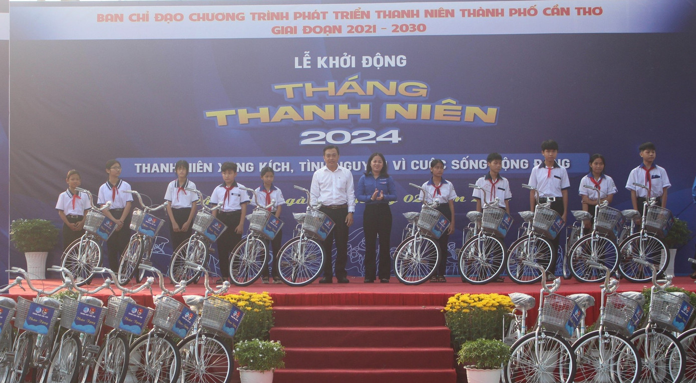 Ban tổ chức chương trình đã trao tặng xe đạp cho học sinh khó khăn. Ban tổ chức chương trình đã trao tặng xe đạp cho học sinh khó khăn.