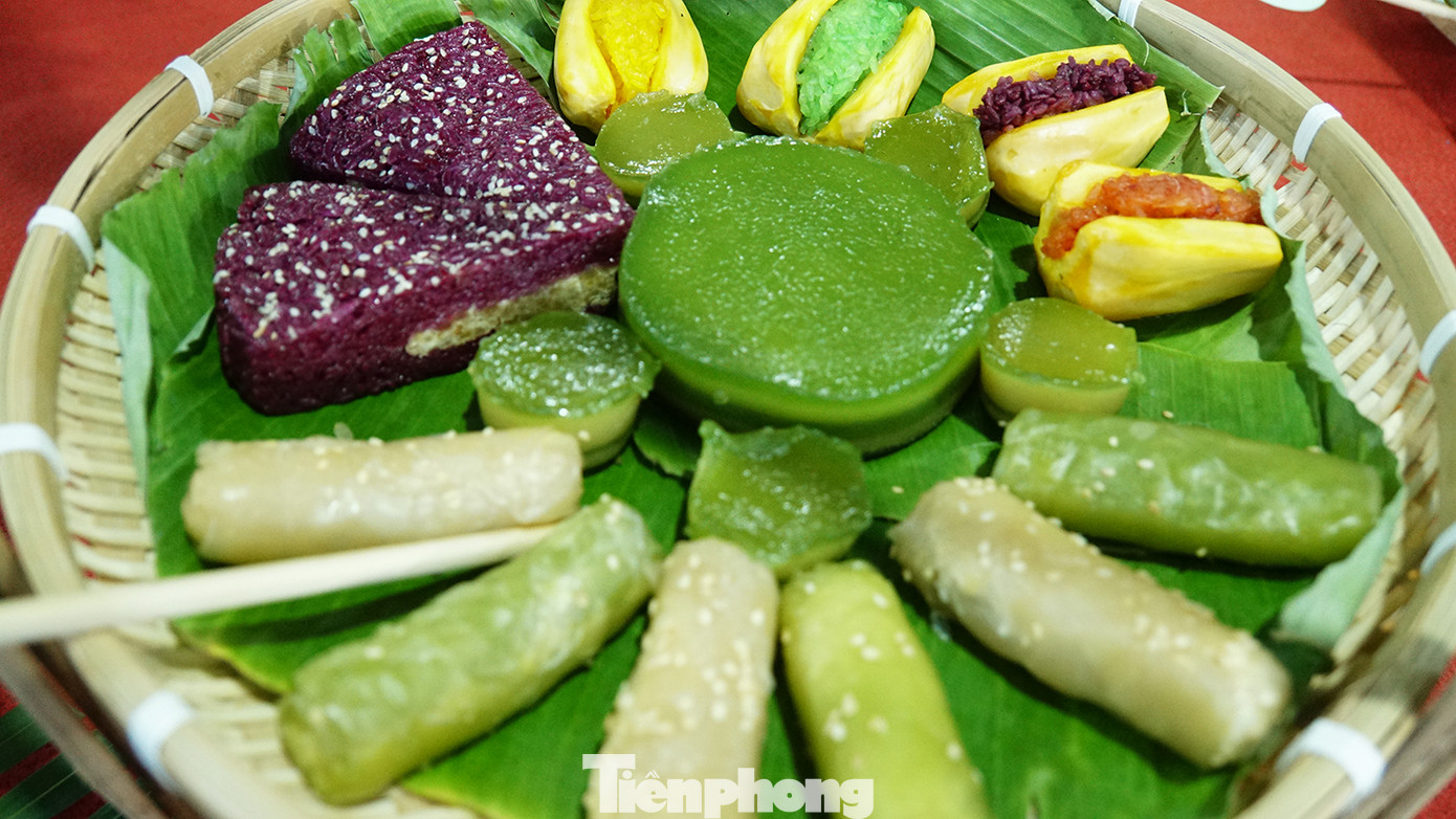 Các loại bánh dân gian được giới thiệu tại lễ hội. Ảnh: Hòa Hội.