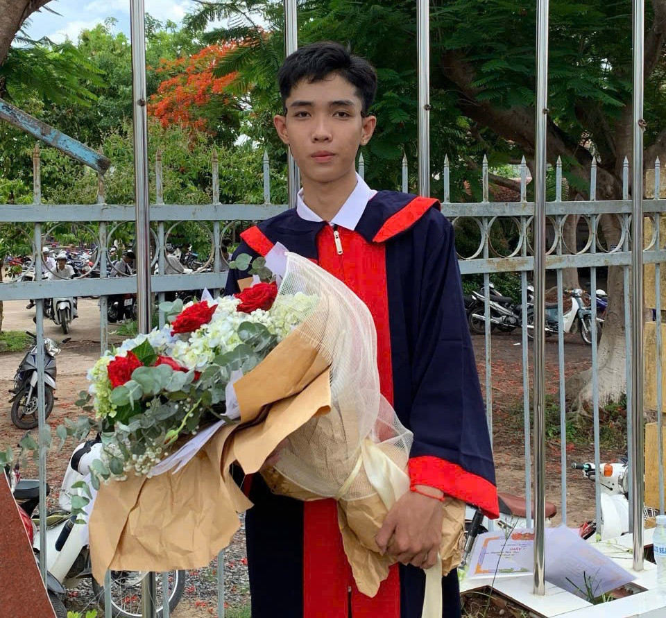 Thanh niên Võ Văn Lên tình nguyện lên đường tòng quân. Thanh niên Võ Văn Lên tình nguyện lên đường tòng quân.