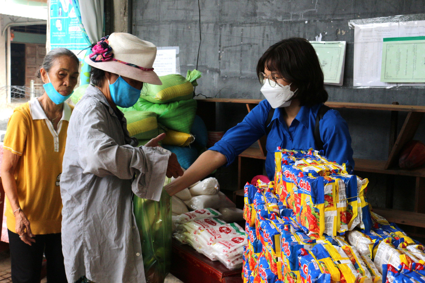 Tặng quà cho người nghèo