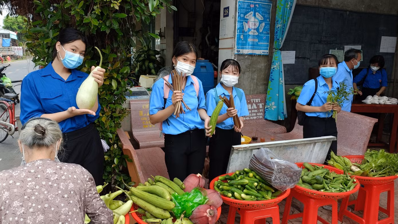 Tổ chức phiên chợ 0 đồng phục vụ người nghèo
