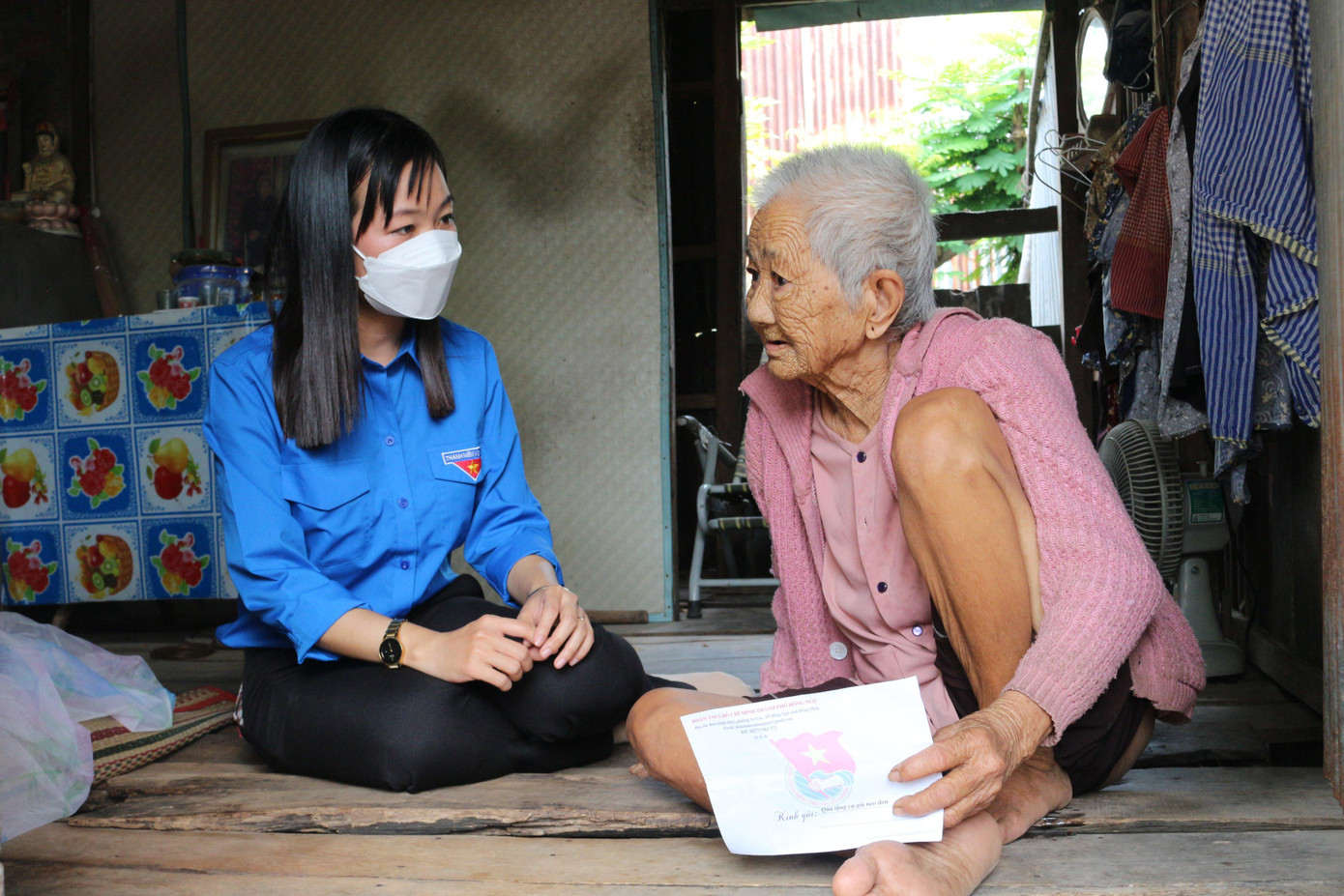 Chị Nguyễn Thị Thúy Lam, Phó Bí thư Tỉnh đoàn Đồng Tháp thăm hỏi cụ già Tổ chức phiên chợ 0 đồng phục vụ người nghèo