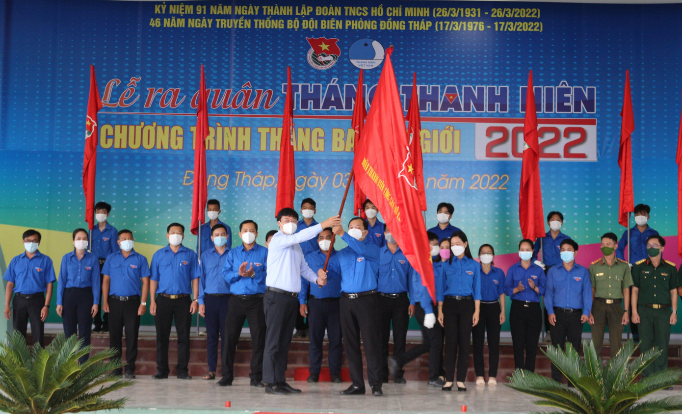 Bí thư Tỉnh ủy Đồng Tháp Lê Quốc Phong (áo trắng) trao cờ lệnh cho Bí thư Tỉnh đoàn Đồng Tháp Huỳnh Minh Thức. - Ảnh: TĐ ĐT