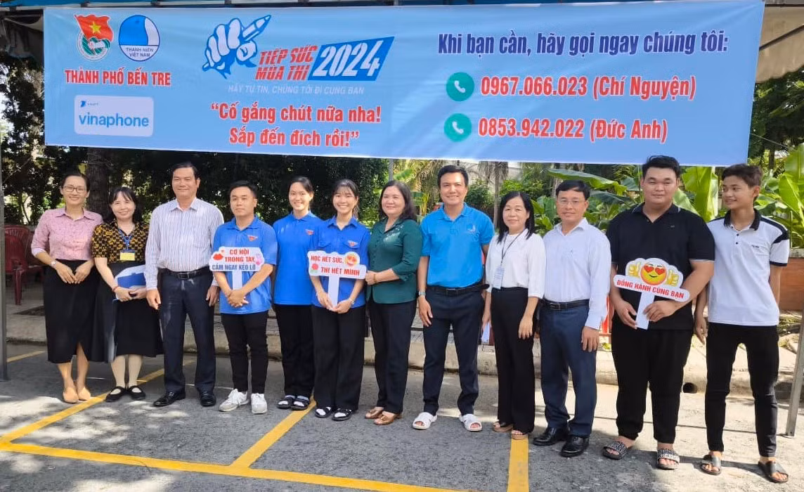 Bà Hồ Thị Hoàng Yến - Quyền Bí thư Tỉnh ủy, Chủ tịch HĐND tỉnh Bến Tre (thứ 6 từ phải sang) thăm, động viên tình nguyện viên Tiếp sức mùa thi. Ảnh: TĐ BT
