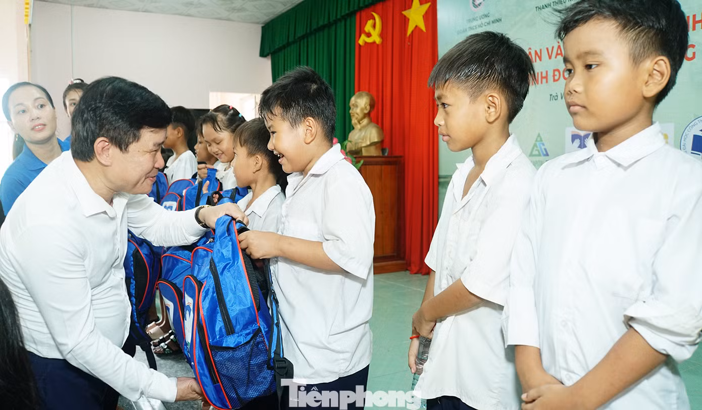 Anh Cái Quang Bình - Giám đốc Trung tâm Hỗ trợ Thanh thiếu nhi Việt Nam tặng quà cho học sinh Trà Vinh. Ảnh: Hòa Hội Anh Cái Quang Bình - Giám đốc Trung tâm Hỗ trợ Thanh thiếu nhi Việt Nam tặng quà cho học sinh Trà Vinh. Ảnh: Hòa Hội