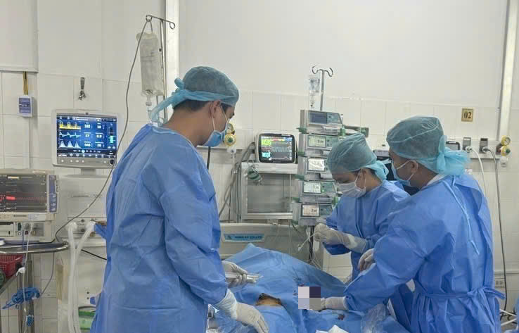 Ê Kíp bác sĩ bệnh viện Đa khoa Trung ương Cần Thơ thực hiện kỹ thuật ECMO cho bệnh nhân.