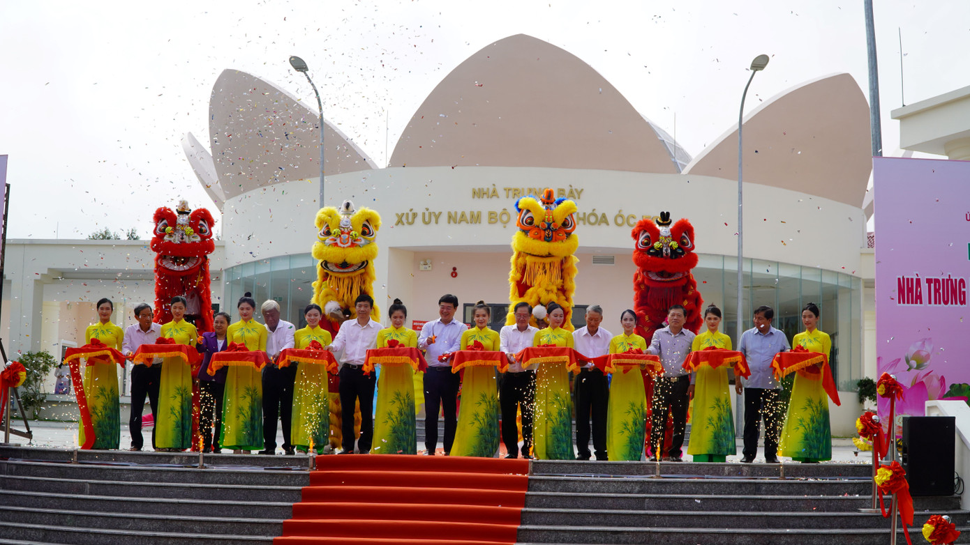 Lãnh đạo tỉnh Đồng Tháp cắt băng khánh thành Nhà trưng bày Xứ ủy Nam Bộ và Văn hóa Óc Eo.