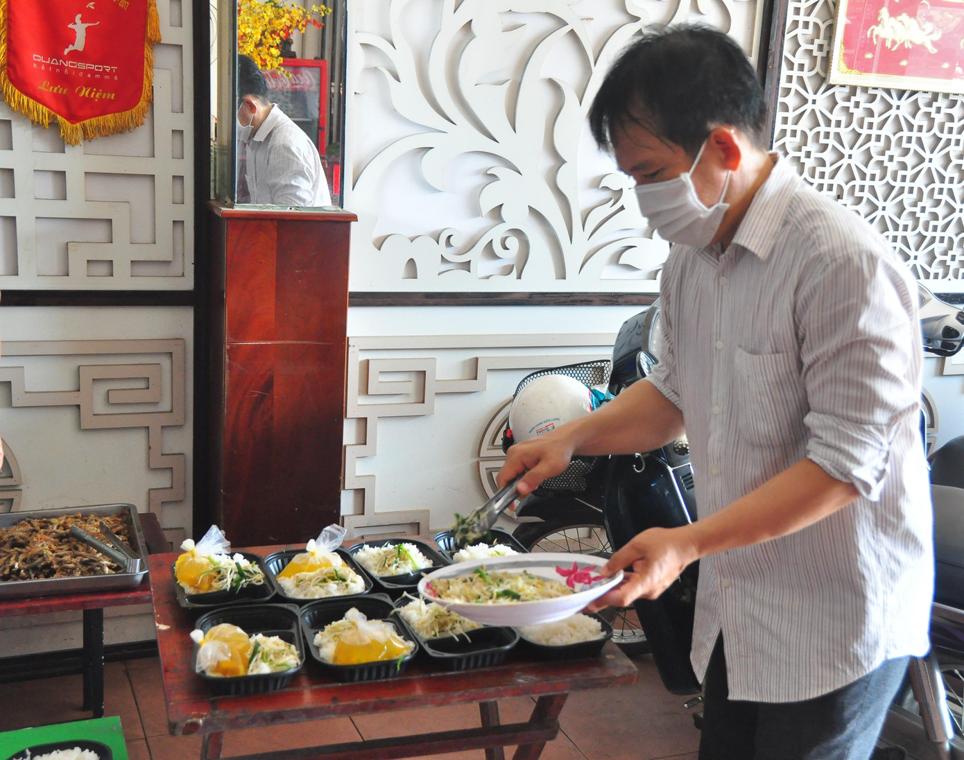 Người dân tình nguyện đến hỗ trợ phụ nấu ăn Người dân tình nguyện đến hỗ trợ phụ nấu ăn