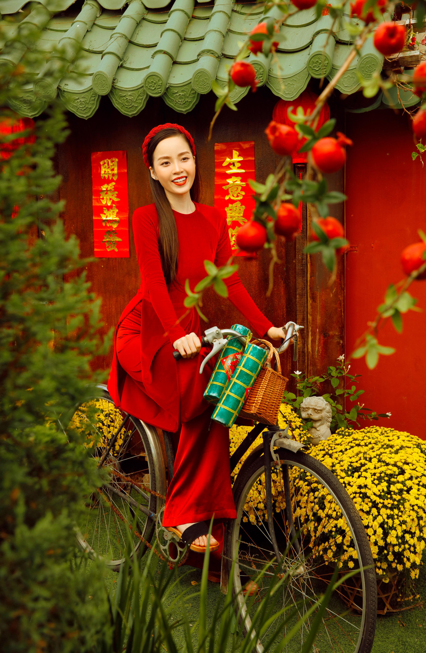 Hoa khôi Sinh viên TP Cần Thơ 2015 Vũ Thanh Tú đẹp dịu dàng với tà áo dài đỏ