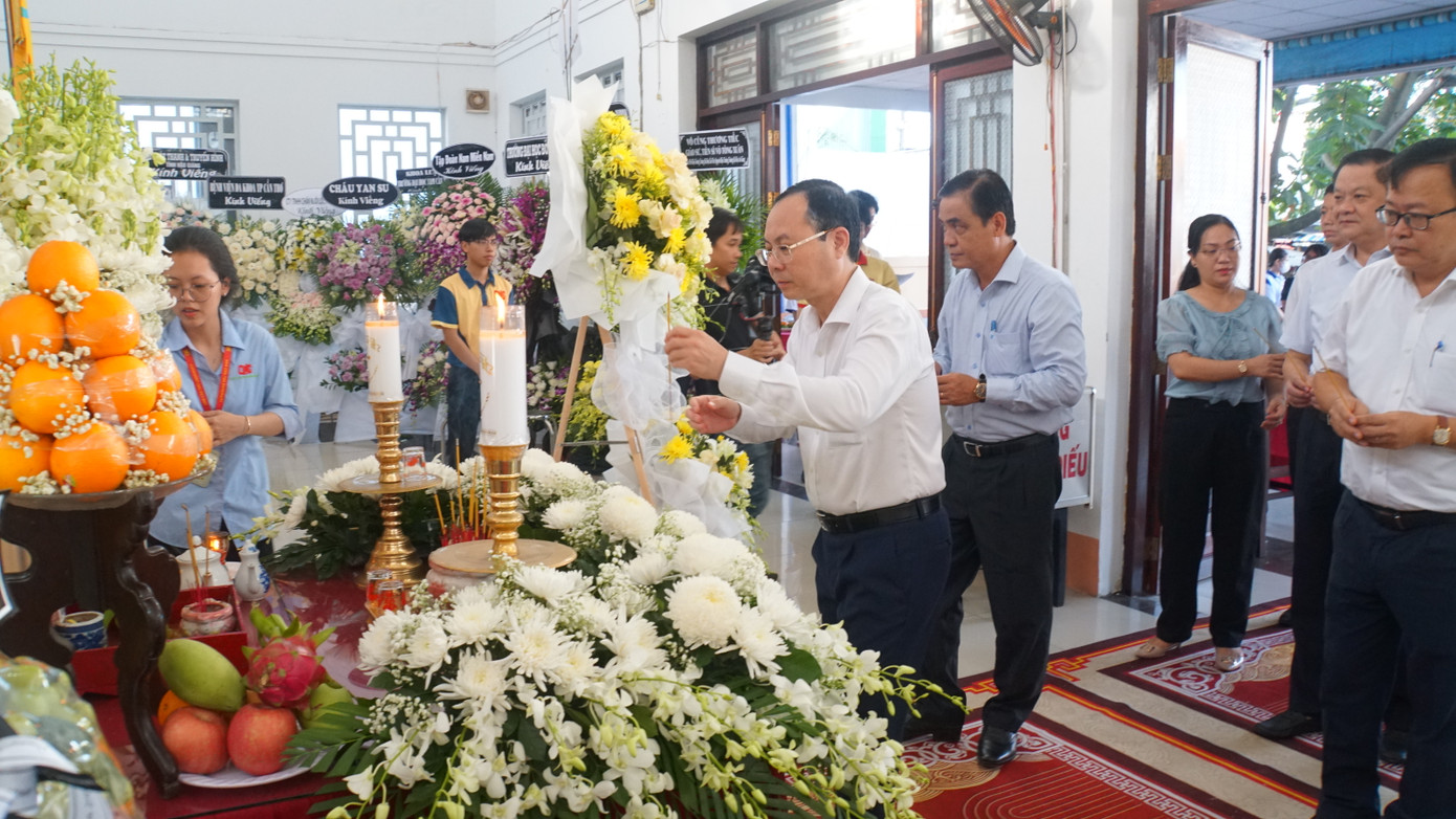Ông Nguyễn Văn Hiếu - Bí thư Thành ủy Cần Thơ viếng GS Võ Tòng Xuân. Ảnh: Hòa Hội