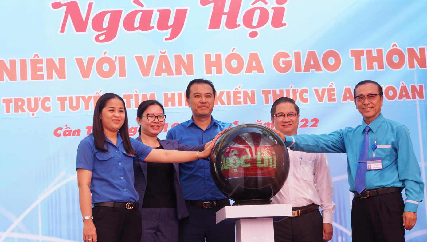 Các đại biểu thực hiện nghi thức Phát động cuộc thi "Thanh niên với văn hóa giao thông". - Ảnh: Hòa Hội Các đại biểu thực hiện nghi thức Phát động cuộc thi "Thanh niên với văn hóa giao thông". - Ảnh: Hòa Hội