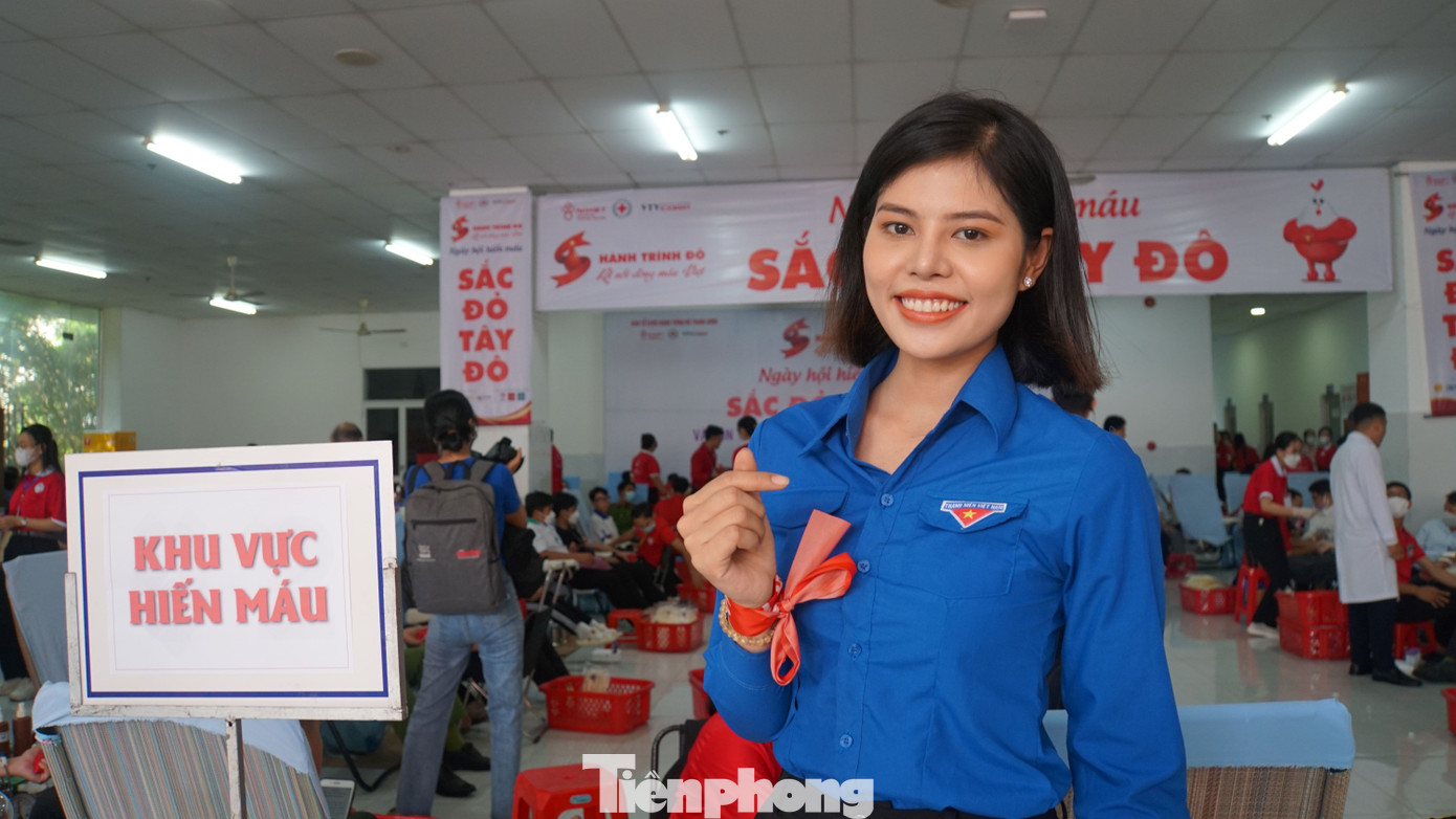 Bạn Ngô Tường Vi, sinh viên trường Đại học Tây Đô có mặt từ sớm để hiến máu. “Em cảm rất hào hứng và vui khi chia sẻ giọt máu của mình&quot;, Tường Vi nói.